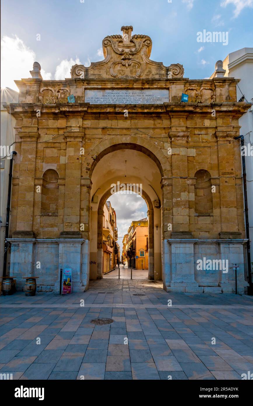 Porta nuova costruita nel 1790 in stile classico cinquecentesco, nella città siciliana Marsala, provincia di Trapani, Sicilia, Italia. Foto Stock