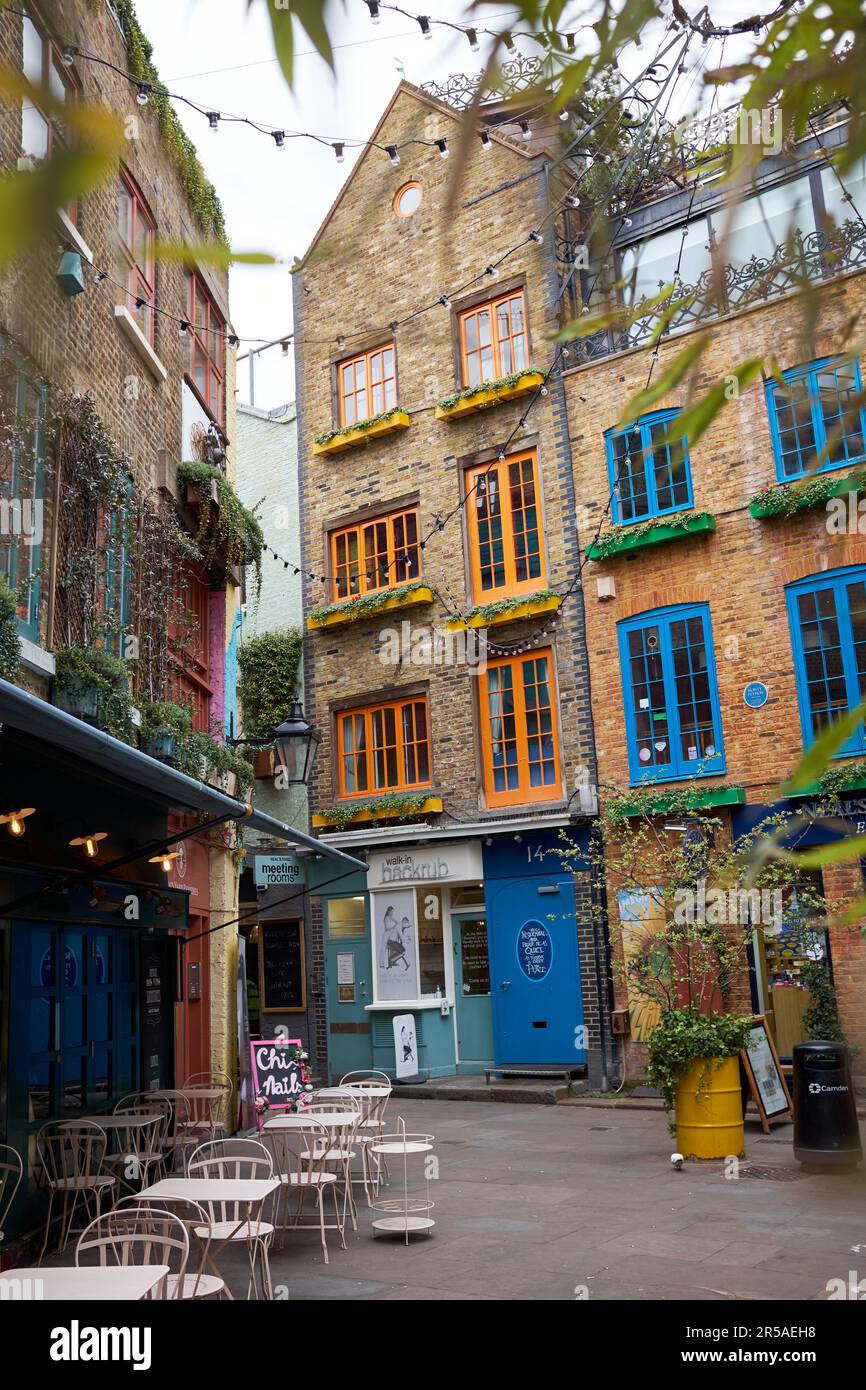 Londra, Regno Unito - 27 aprile 2022: Neals Yard senza persone. Un piccolo vicolo in Covent Garden con colorate case vittoriane utilizzato per i caffè e alimenti salutari Foto Stock