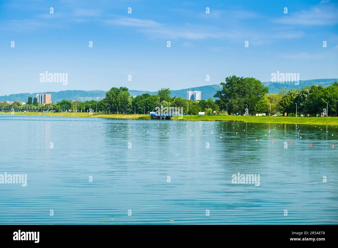 Riva del lago Jarun a Zagabria, Croazia, soleggiata giornata estiva, destinazione turistica Foto Stock