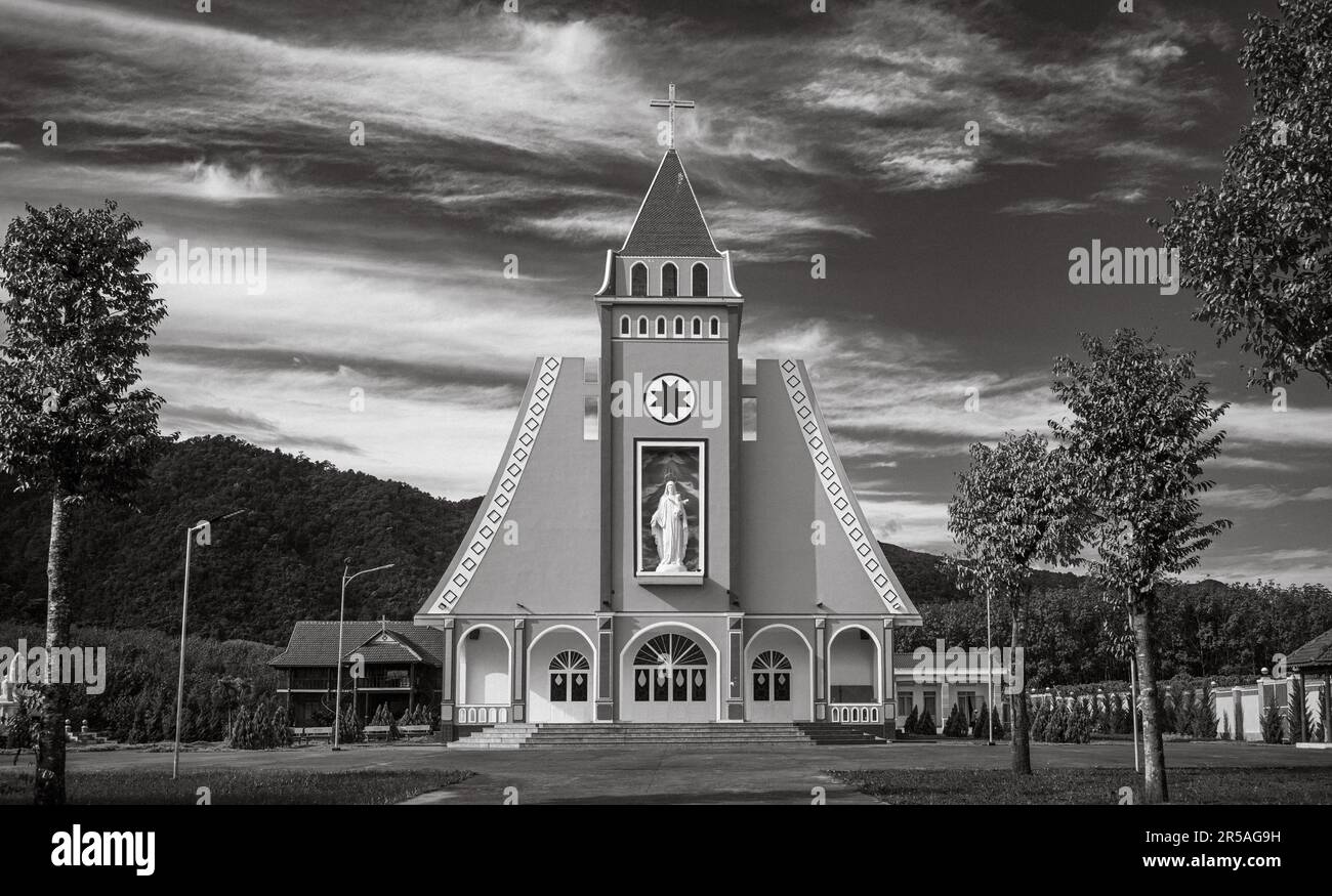 La Chiesa parrocchiale cattolica di Ro Koi nel distretto di SA Thay, Provincia di Kontum, Vietnam. La chiesa rosa e gialla è stata ufficialmente aperta nel gennaio 2022 e. Foto Stock