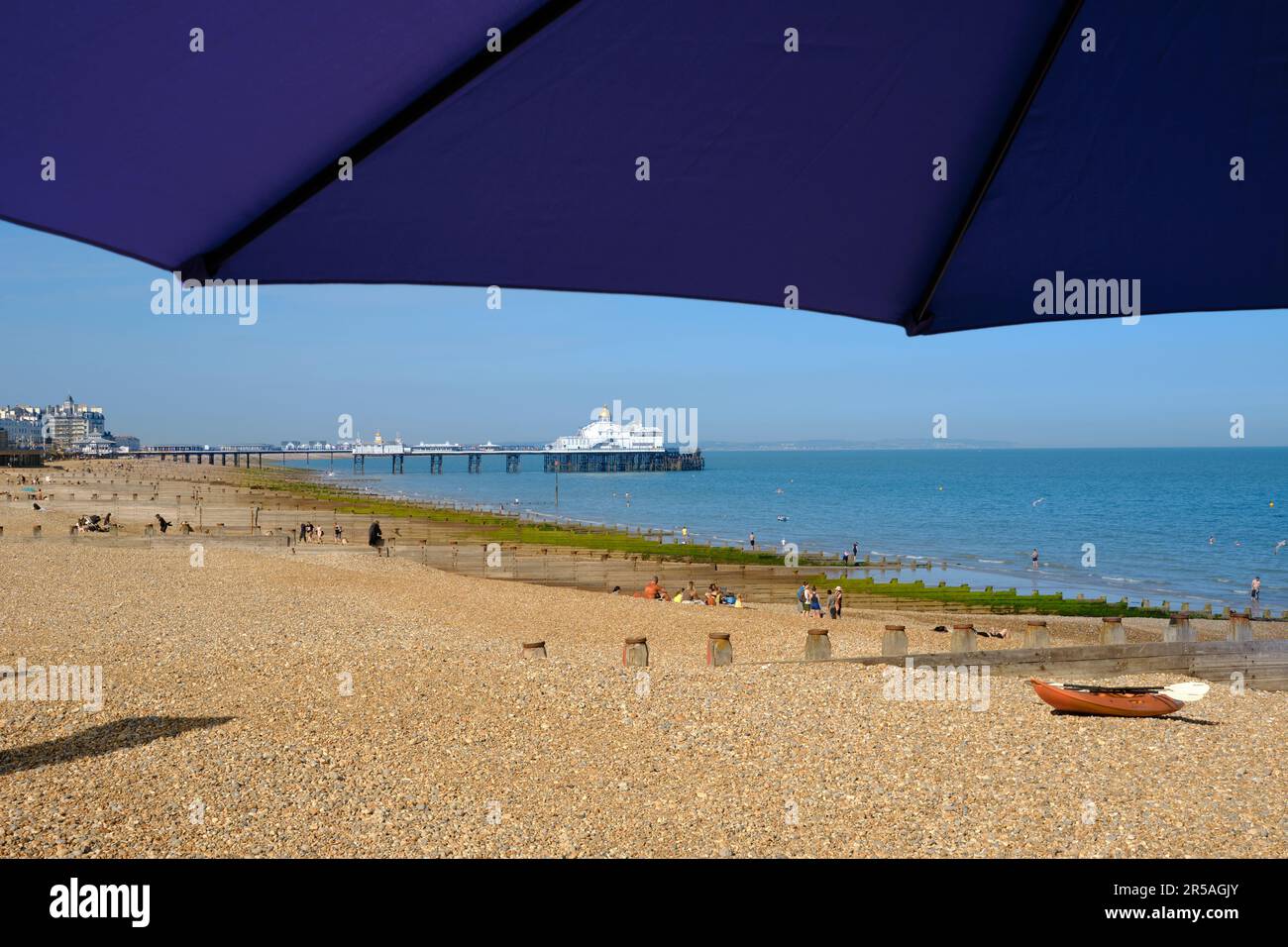 Eastbourne, Regno Unito - 16 2022 giugno: Vista panoramica della spiaggia in una giornata di sole. Cielo blu chiaro. Foto Stock