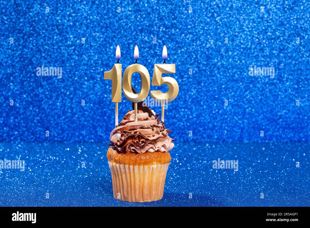 Cupcake con numero per la celebrazione del compleanno o dell'anniversario; numero 105 Foto Stock