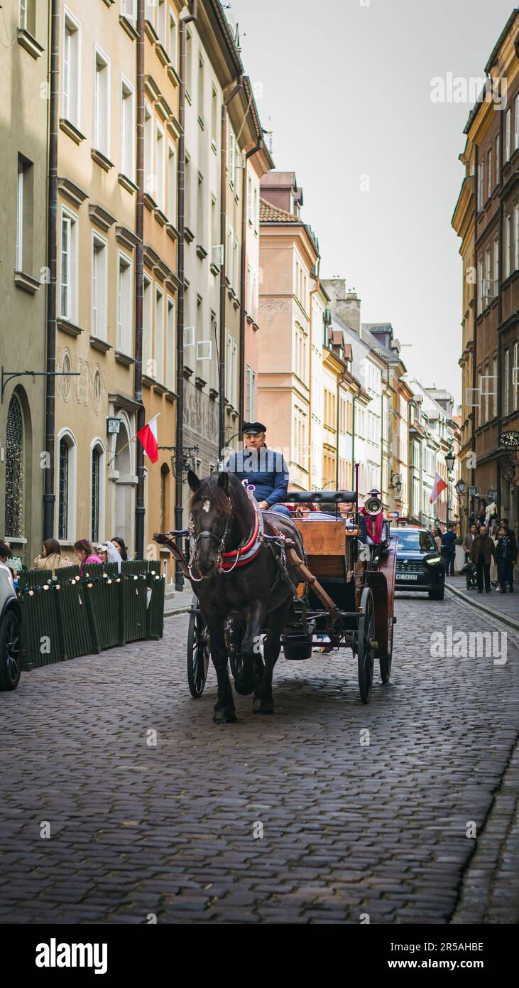 Vintage Vibe sulle strade della città vecchia Foto Stock