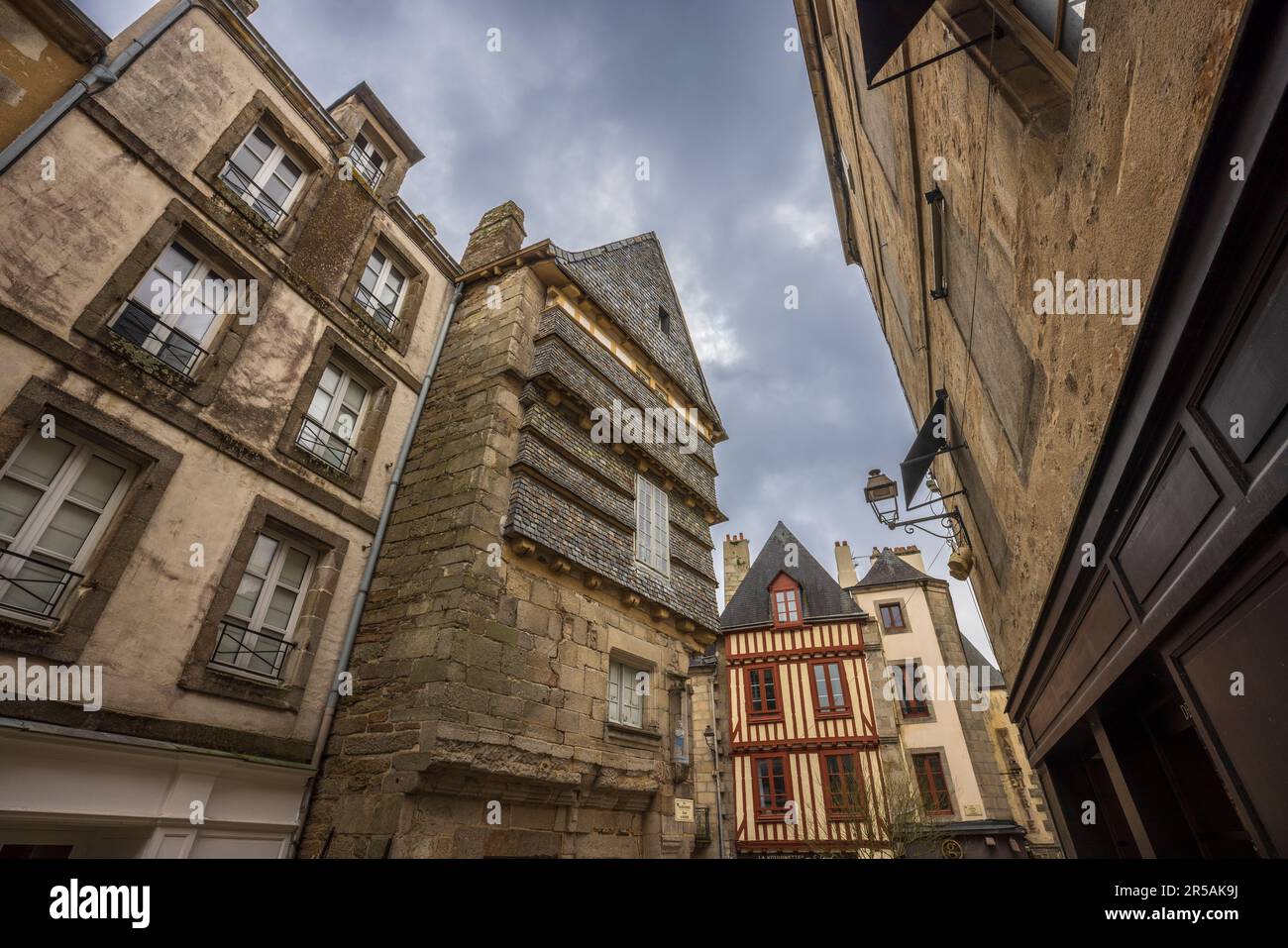 Le vecchie stradine di Quimper, Bretagna, Francia Foto Stock