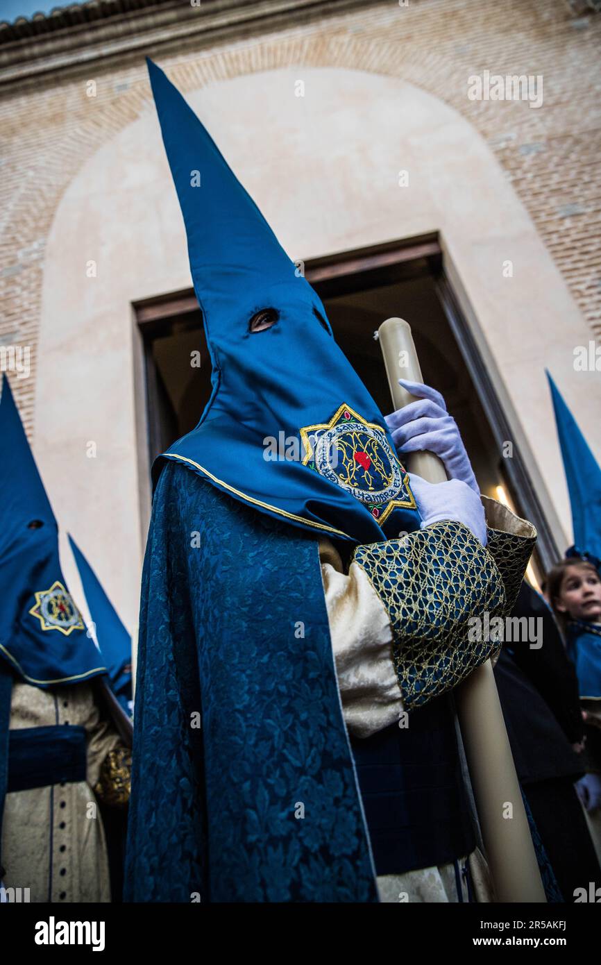 Processione dei capiroti blu durante la settimana Santa a Grenada, in Spagna. Processione dei capirotes bleus durant la semaine sainte à Grenade, Espagne Foto Stock