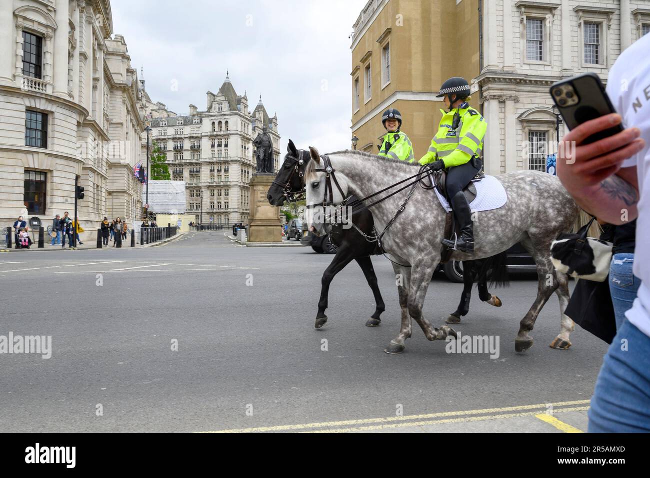Londra, Inghilterra, Regno Unito. Polizia montata in Whitehall Foto Stock