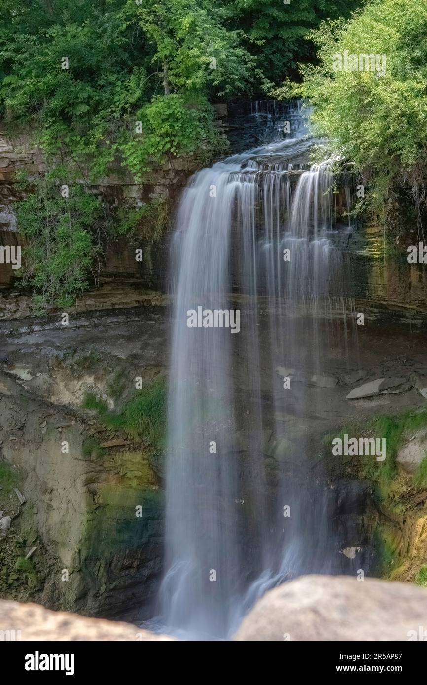 Cascate di Minnehaha in una giornata estiva nel Minnehaha Park a Minneapolis, Minnesota USA. Foto Stock