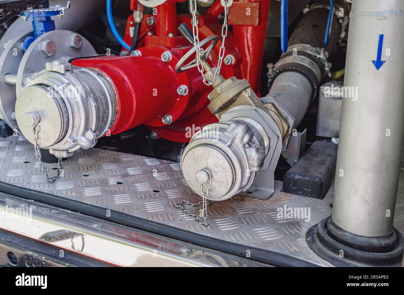 Pompa dell'acqua nel camion dei pompieri. Tubi della pompa per  contaminazione da incendio Foto stock - Alamy