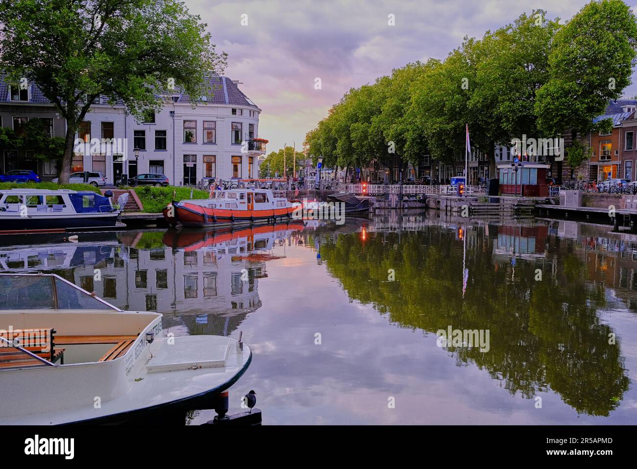 Utrecht, Paesi Bassi - Giugno 07 2022: Riflessioni di case storiche e barche sul canale Oudegracht. Foto Stock