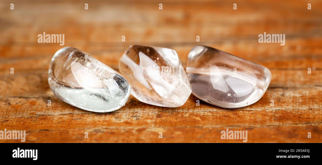 Pietre curative, cristalli di roccia o quarzo. Terapia alternativa, vibrazione spirituale banner web. Foto Stock