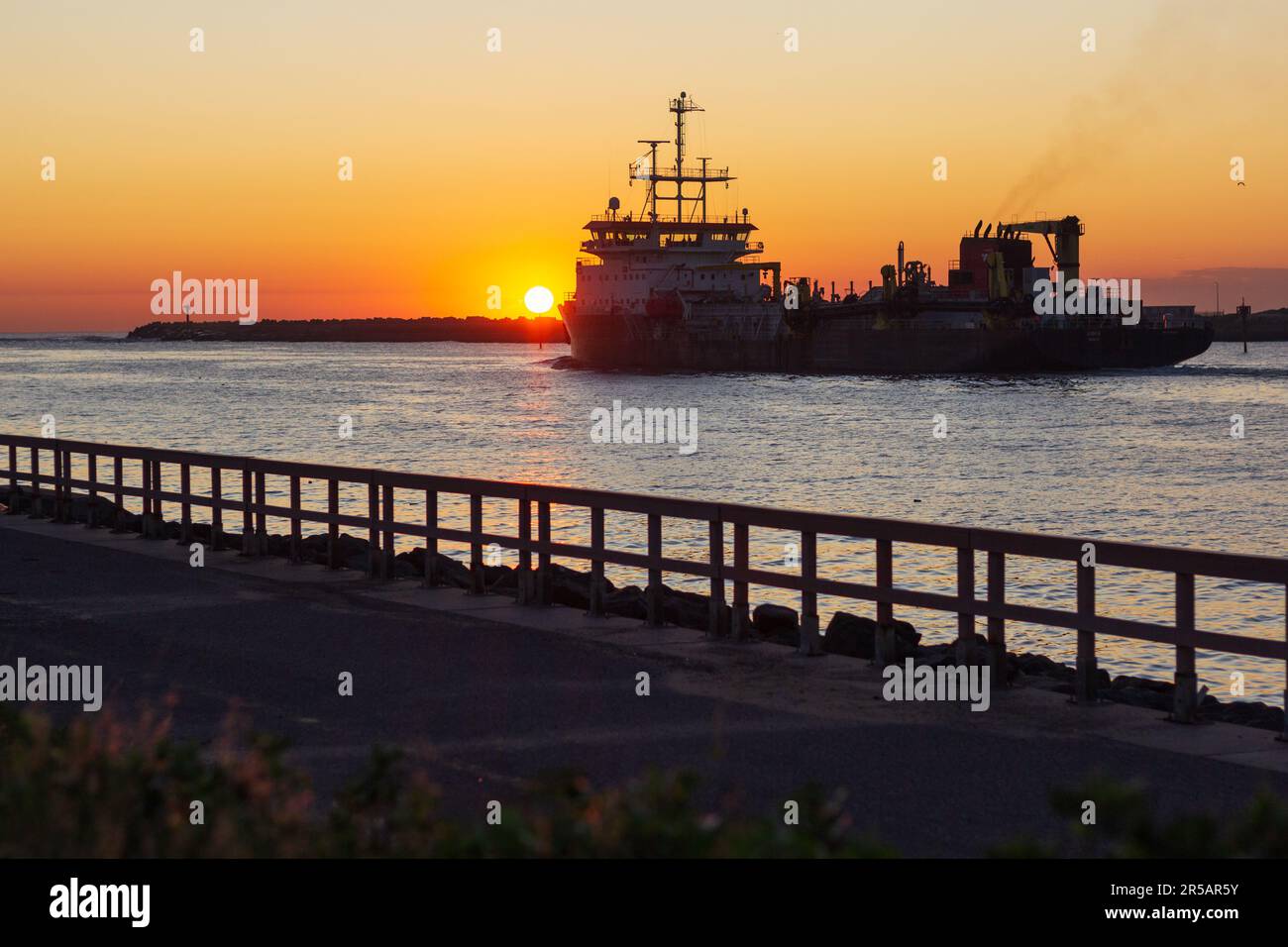 Durban, KwaZulu-Natal, Sudafrica - Giugno 2nd 2023: Durban drager Ship con partenza dall'entrata del porto in una mattinata invernale di Giugno. Foto Stock