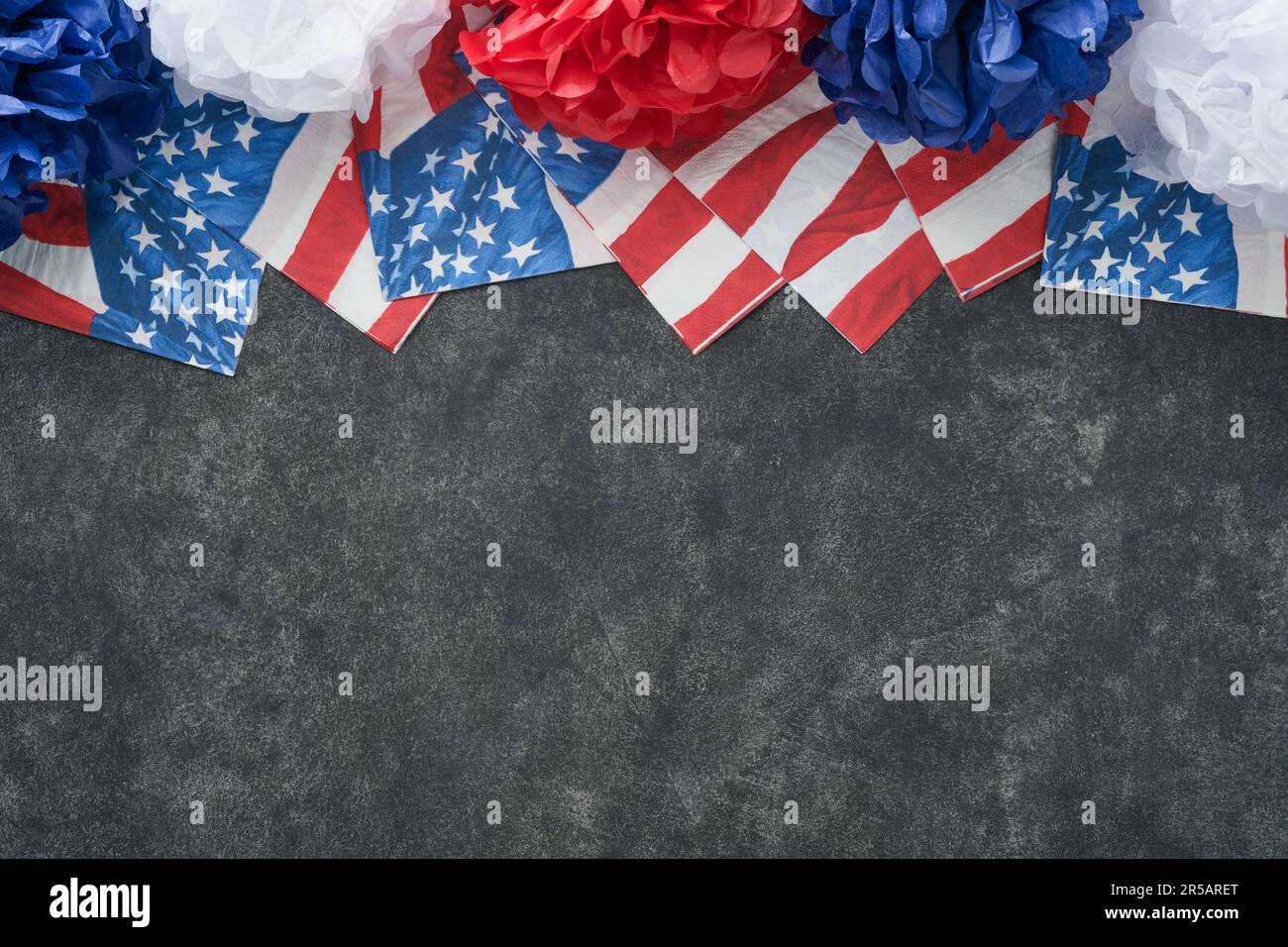 4th luglio sfondo. Ventilatori di carta degli Stati Uniti, rosso, blu, stelle bianche, palloncini, coriandoli dorati su fondo grigio cemento scuro. Happy Labor, Independence OR Foto Stock