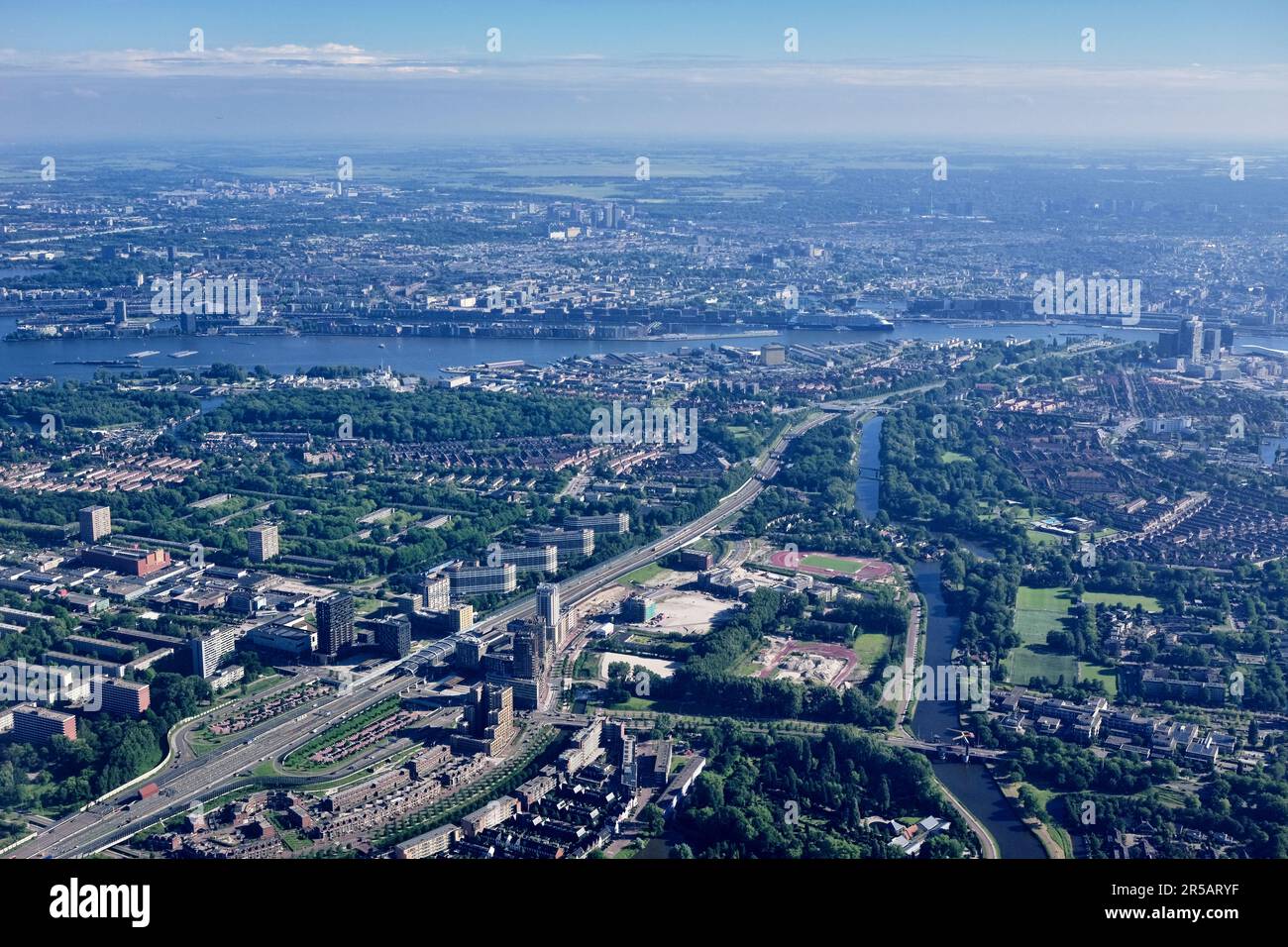 Vista aerea del Noord di Amsterdam con stadi sportivi e porto in lontananza. Foto Stock