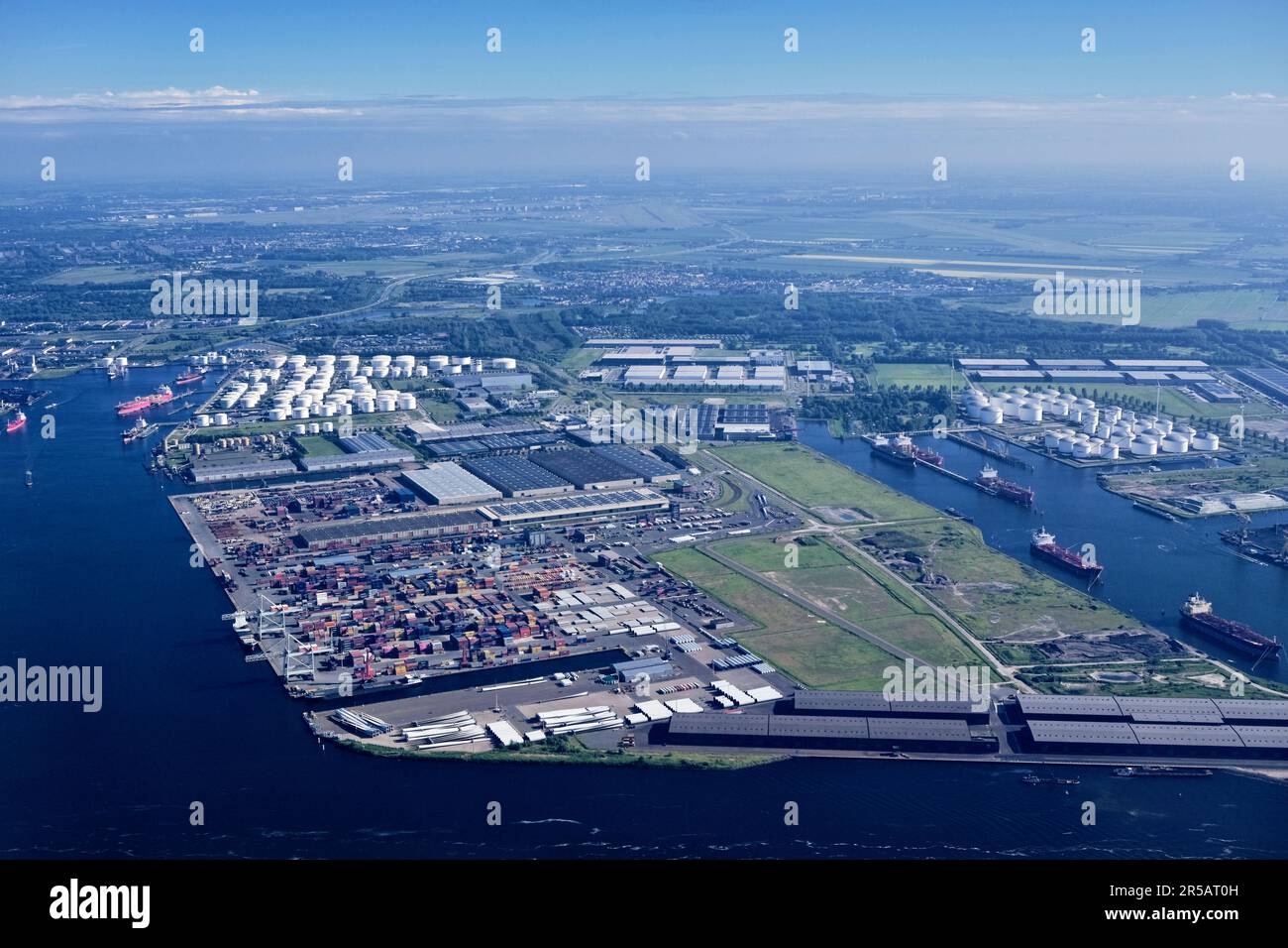 Veduta aerea di Noordzeecanaal e delle navi da carico ad Afrikahaven, Amsterdam, Paesi Bassi Foto Stock