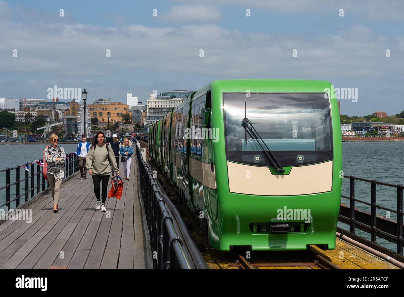 Southend Pier, Southend on Sea, Essex, Regno Unito. 2nd Giu, 2023. Southend Pier ha ricevuto il premio National Piers Society ‘Pier of the Year’ per il 2023, con oggi la sua giornata ufficiale di presentazione. Nuovo treno elettrico che passa le persone a piedi fino alla fine Foto Stock