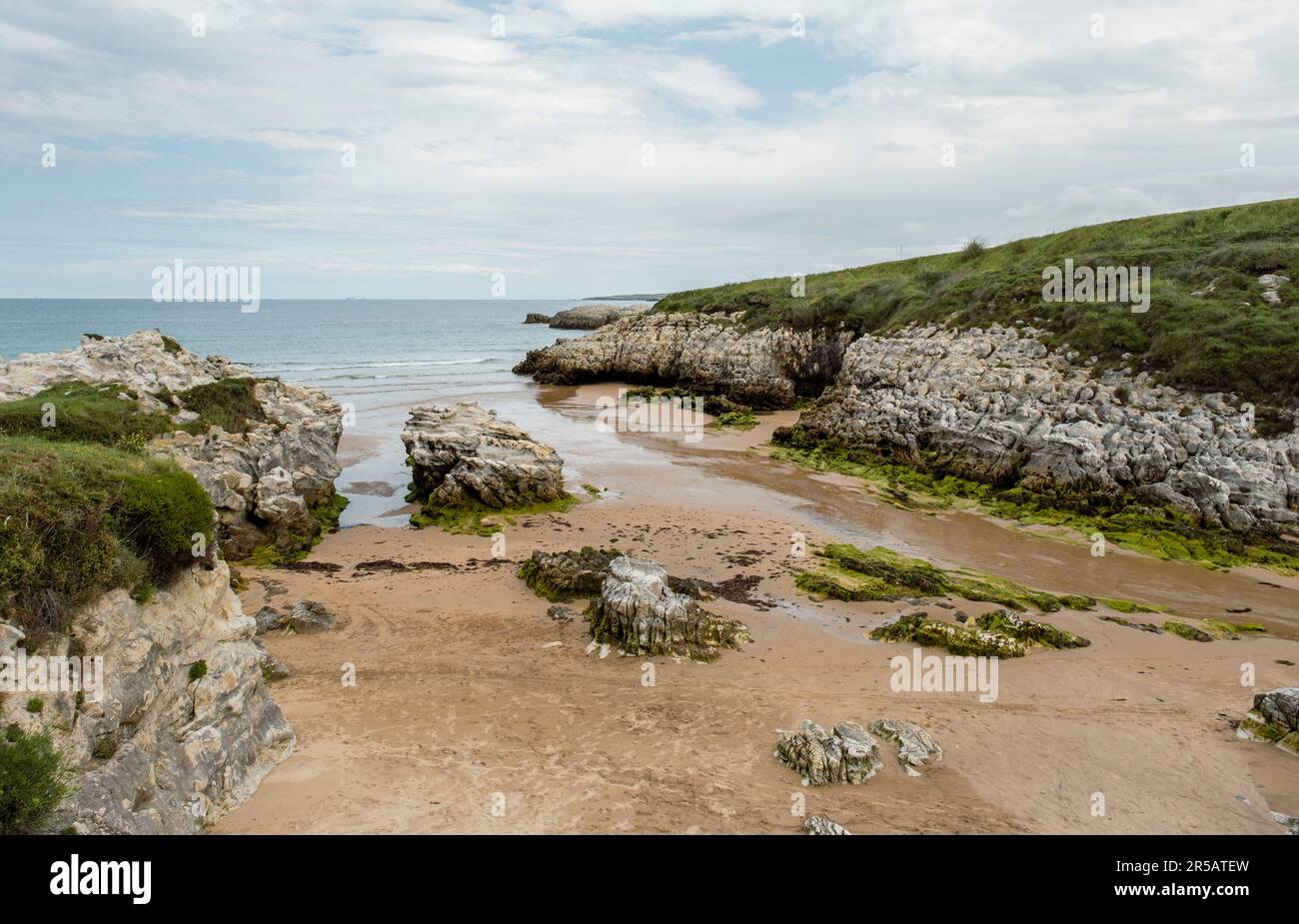 Spiaggia rocciosa Playa Virgen del Mar, Costa Quebrada, Cantabria, Spagna Foto Stock