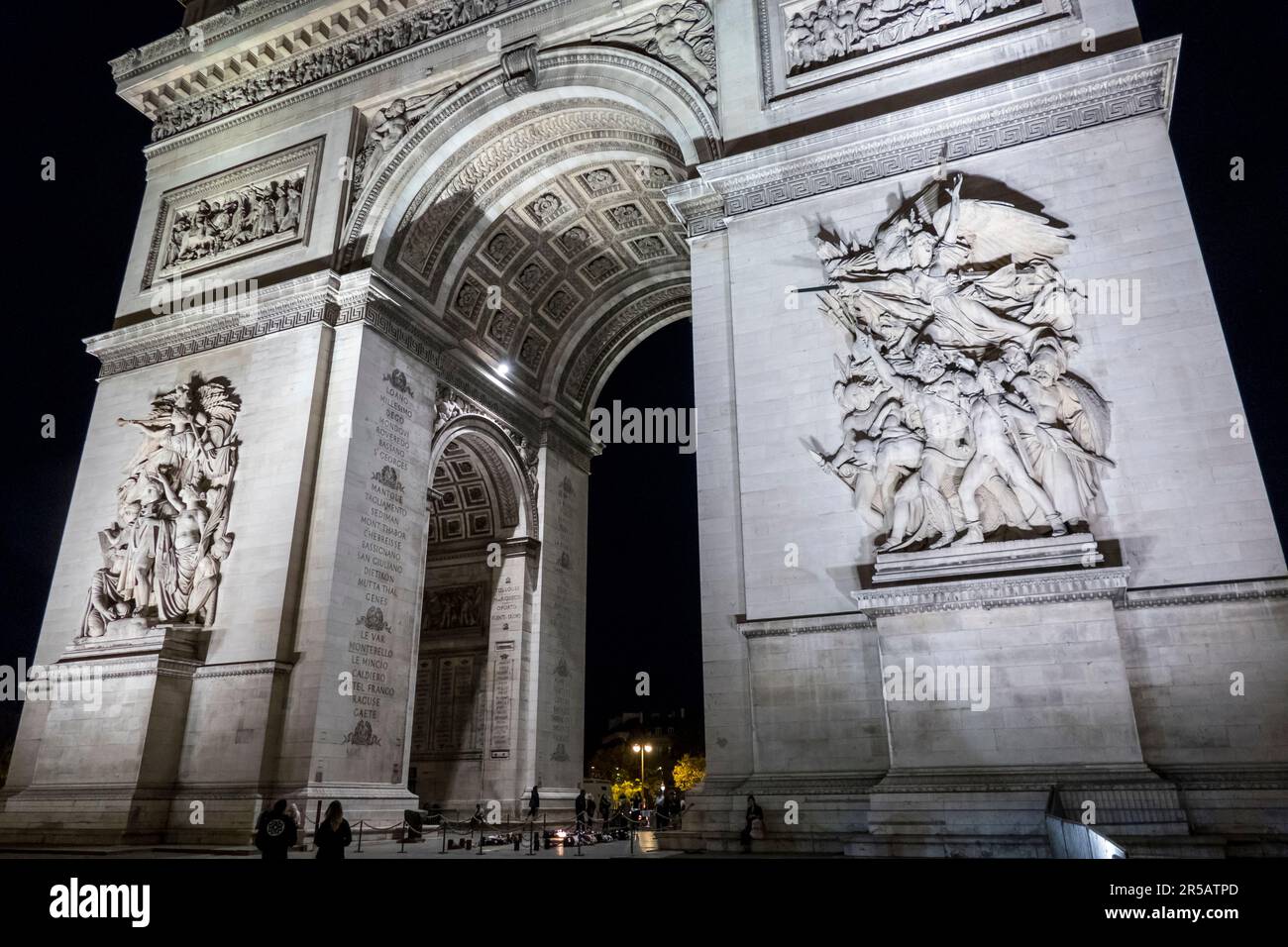 Parigi, Francia - 09-10-2018: L'Arco di Trionfo illuminato di notte Foto Stock