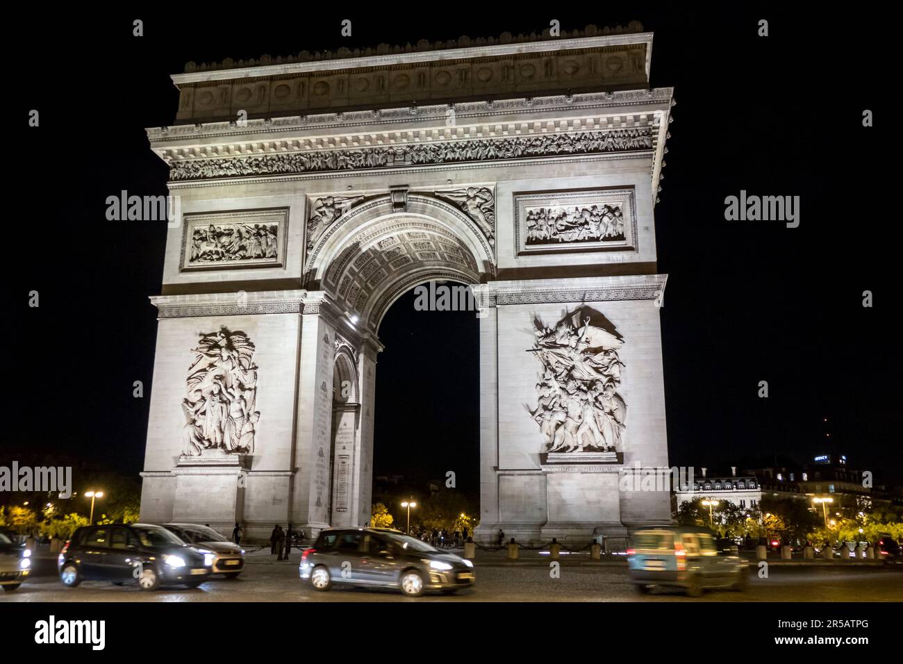 Parigi, Francia - 09-10-2018: L'Arco di Trionfo illuminato di notte Foto Stock