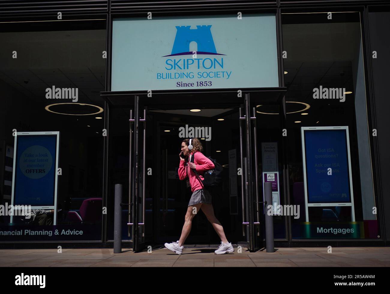 Una visione generale di una filiale della Skipton Building Society a Holborn, Londra, che offre un conto risparmiatore regolare che paga un tasso di interesse del 7,5%, esclusivamente per i membri Skipton esistenti. Data immagine: Venerdì 2 giugno 2023. Foto Stock