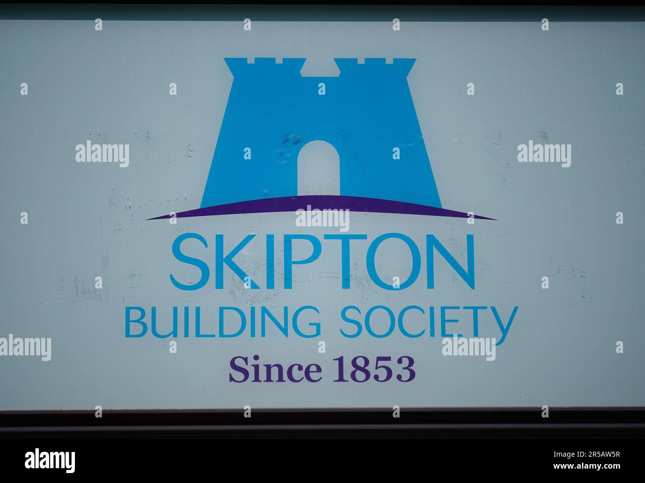 Una visione generale di una filiale della Skipton Building Society a Holborn, Londra, che offre un conto risparmiatore regolare che paga un tasso di interesse del 7,5%, esclusivamente per i membri Skipton esistenti. Data immagine: Venerdì 2 giugno 2023. Foto Stock