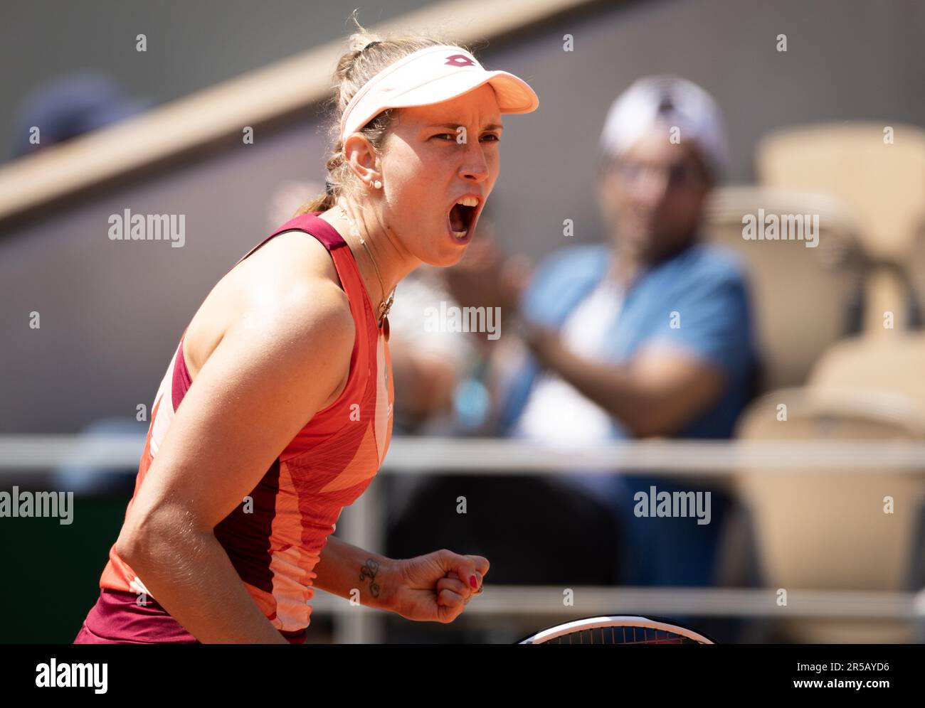 Parigi, Francia. 02nd giugno, 2023. Il belga Elise Mertens reagisce durante una partita di tennis contro US Pegula (WTA3), nel terzo round del singolare femminile al torneo di tennis francese Roland Garros Open di Parigi, in Francia, venerdì 02 giugno 2023. BELGA PHOTO BENOIT DOPPAGNE Credit: Belga News Agency/Alamy Live News Foto Stock