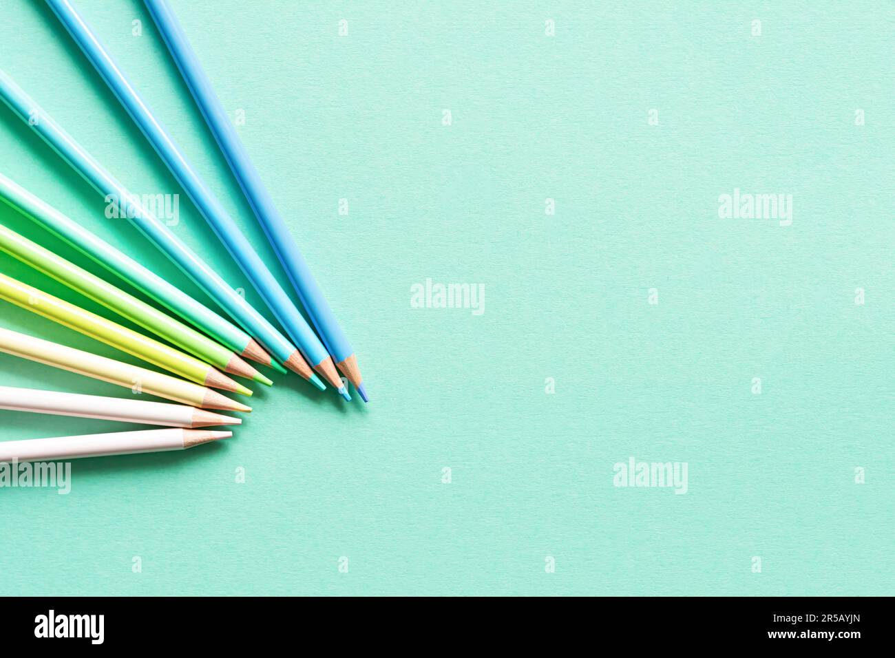 Concetto di ritorno a scuola, istruzione e lavoro. Cancelleria per l'apprendimento (studio) su sfondo menta. Vista dall'alto, vista dall'alto. Foto Stock