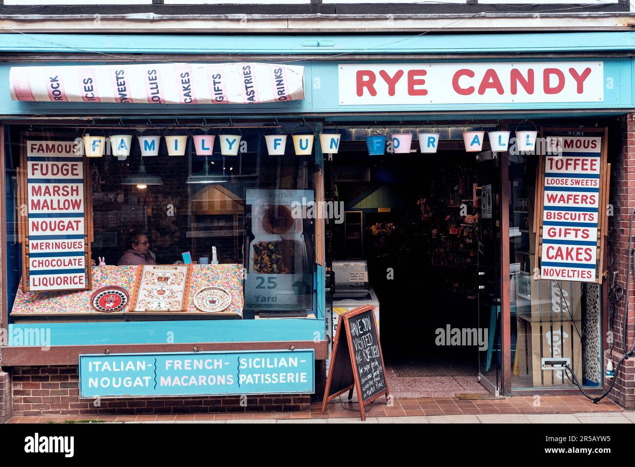 Negozio di dolciumi "Rye Candy" sulla High Street di Rye, East Suusex Foto Stock
