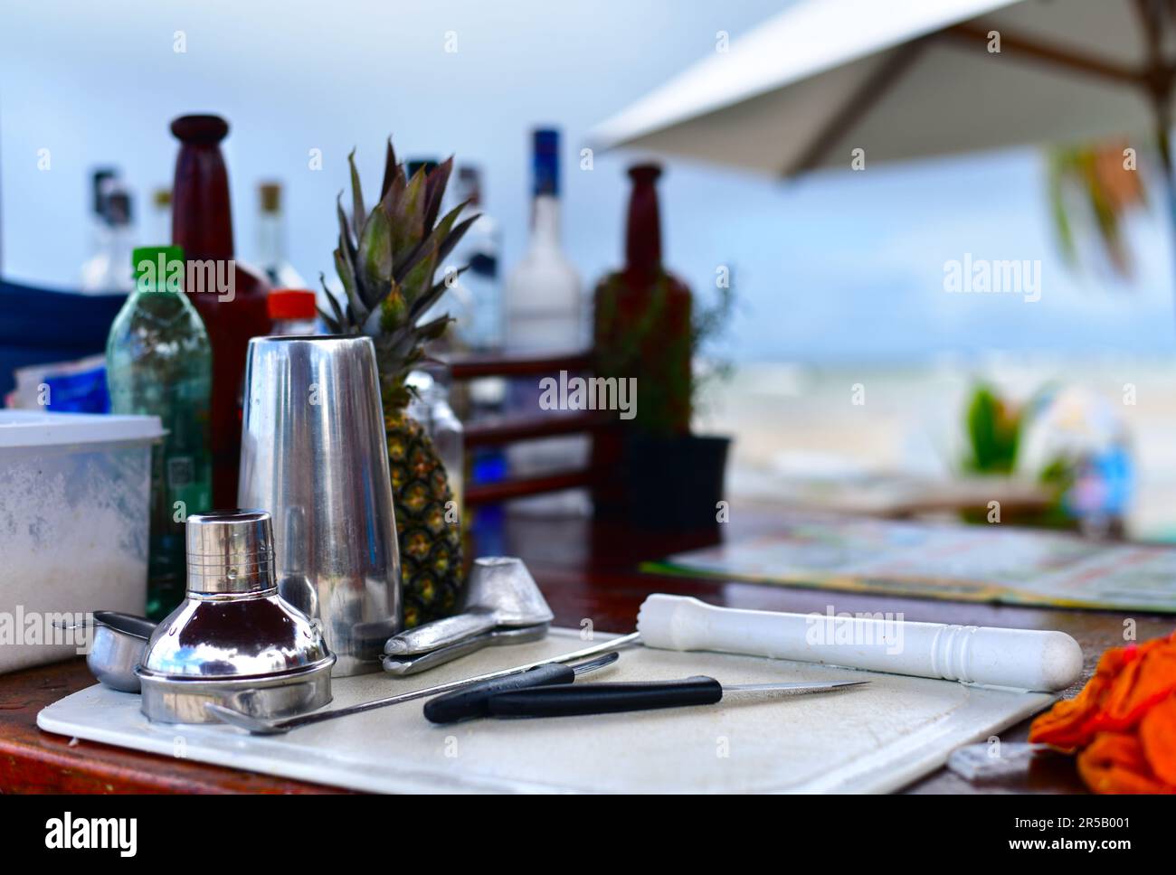 Vista ravvicinata del bar sulla spiaggia e di tutti gli strumenti per preparare i cocktail Foto Stock