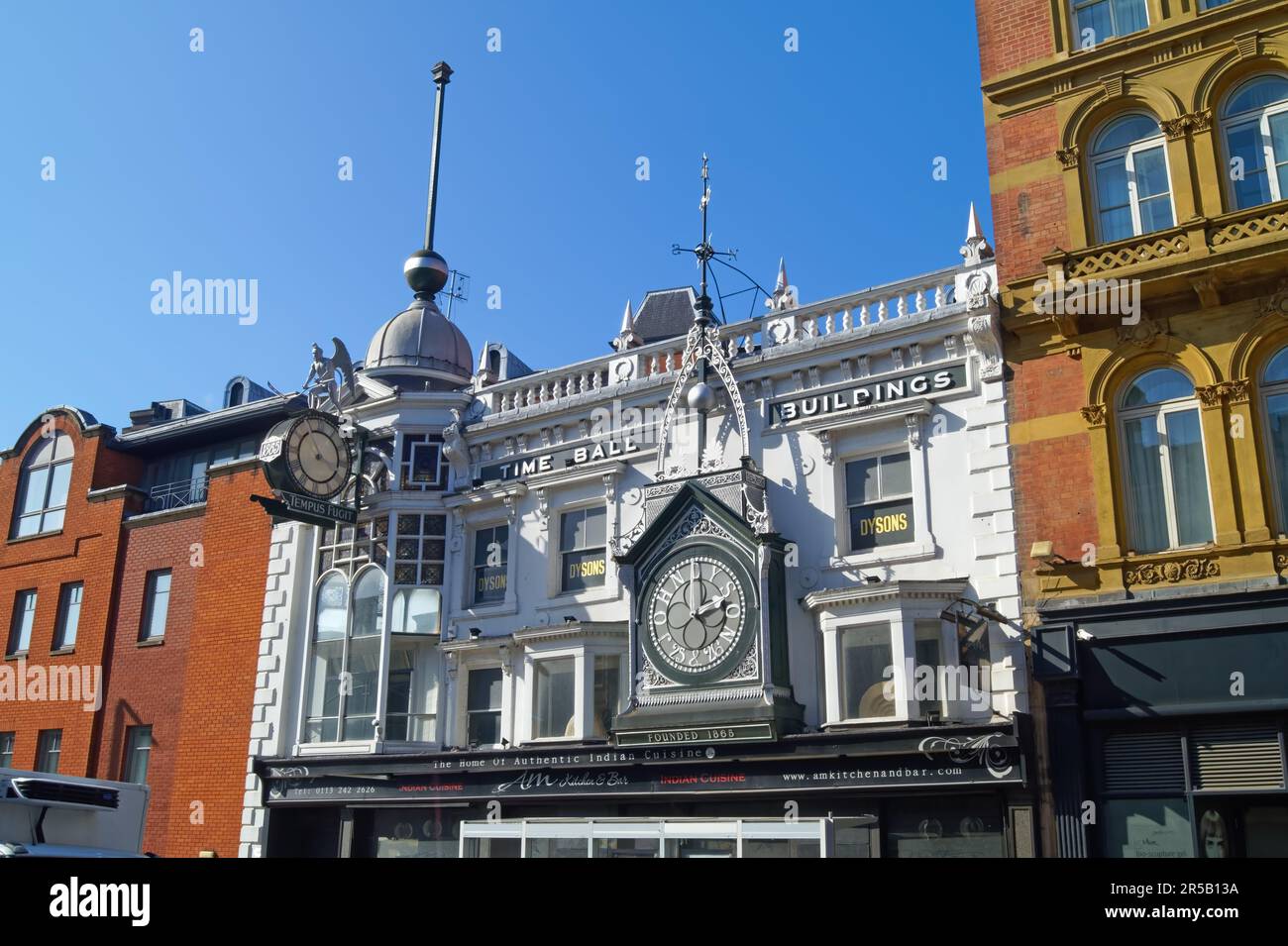 Regno Unito, West Yorkshire, Leeds, Briggate, Time Ball Buildings Foto Stock