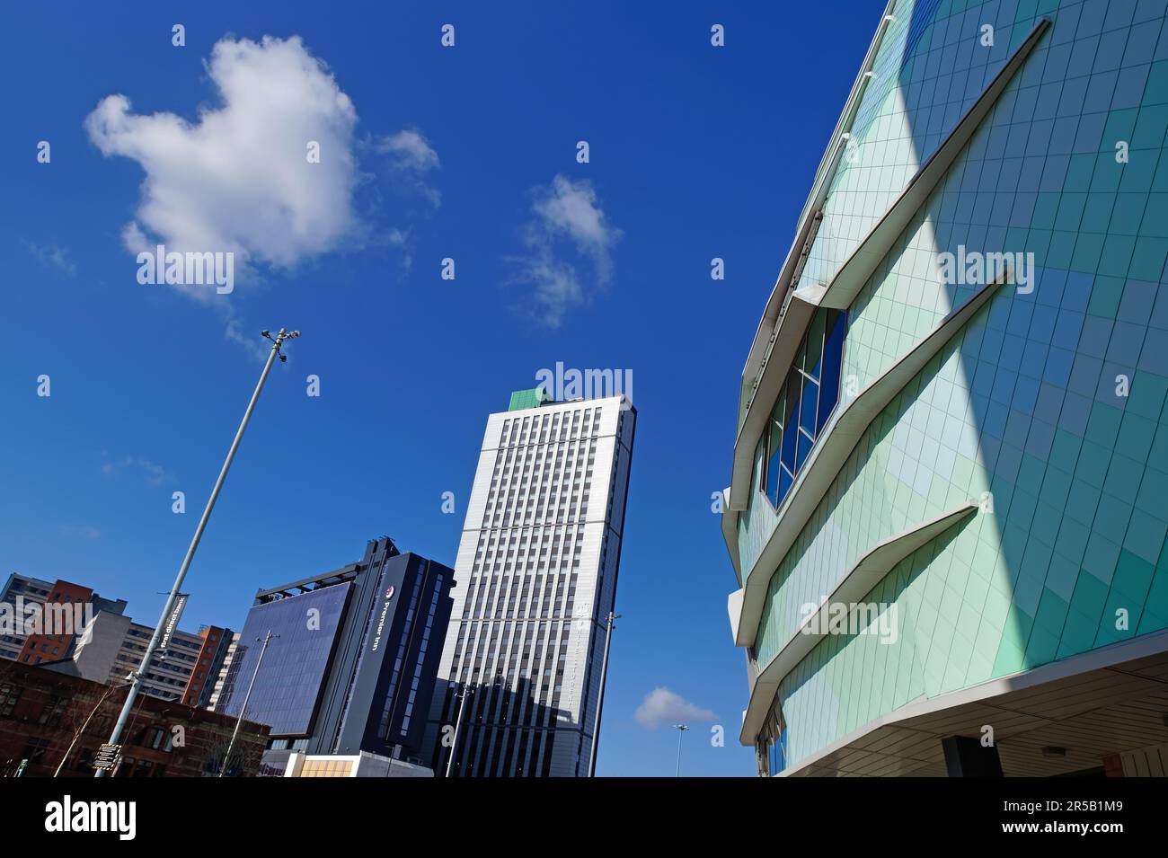 Regno Unito, West Yorkshire, Leeds, First Direct Arena, Sky Plaza e Premier Inn. Foto Stock