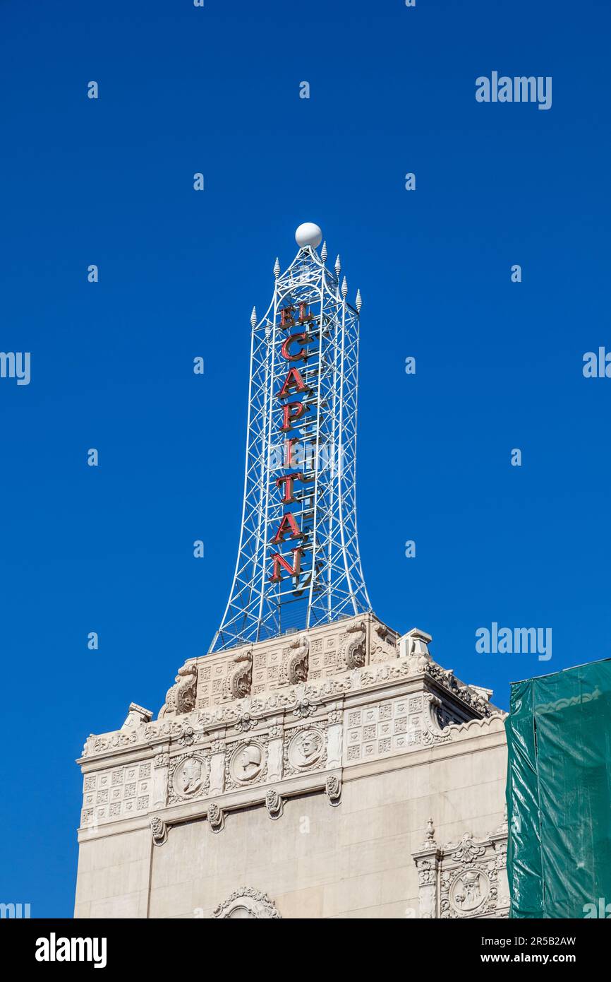 Los Angeles, USA - 26 giugno 2012: torre dello storico teatro e cinema el Capitan a Hollywood. Foto Stock