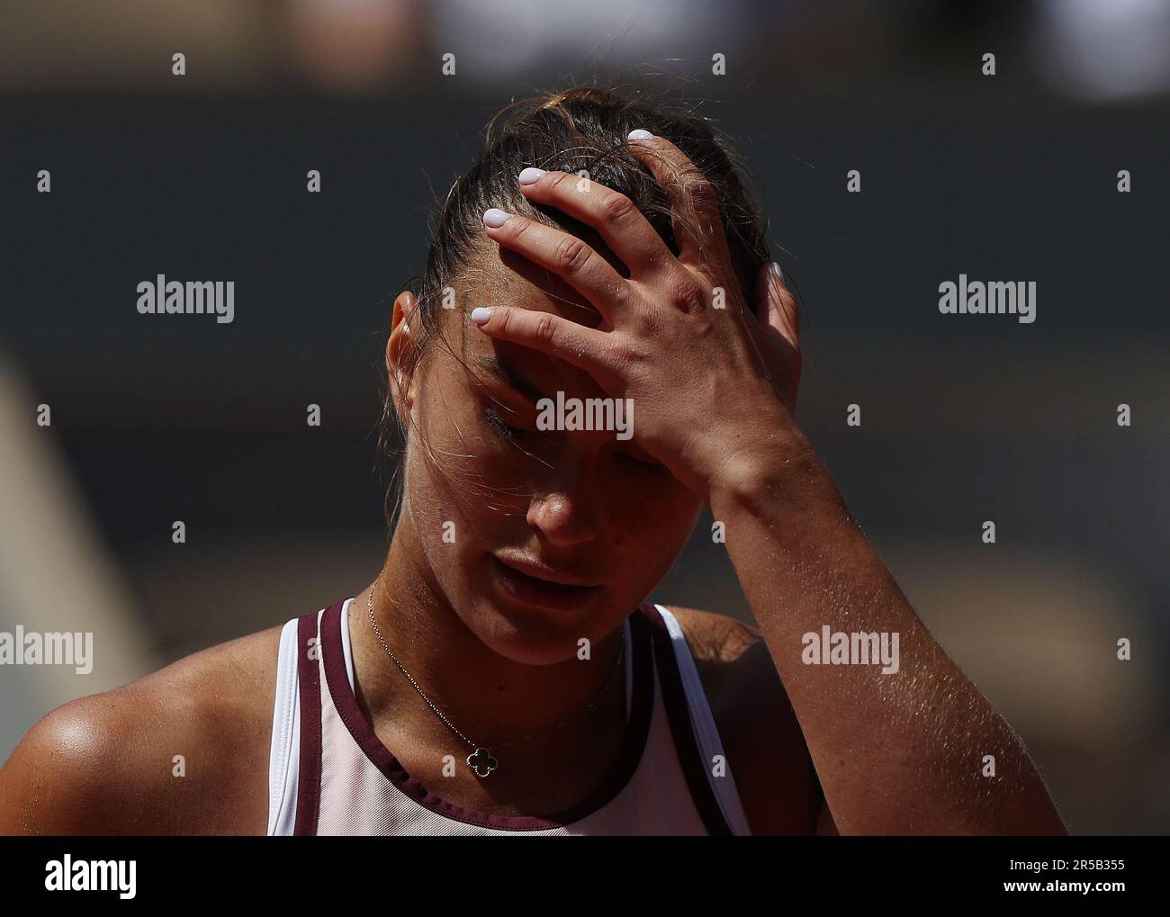 Parigi, Francia. 2nd giugno, 2023. Aryna Sabalenka di Bielorussia reagisce durante la partita femminile del terzo turno contro Kamilla Rakhimova di Russia al torneo francese di tennis Open a Parigi, in Francia, il 2 giugno 2023. Credit: Gao Jing/Xinhua/Alamy Live News Foto Stock