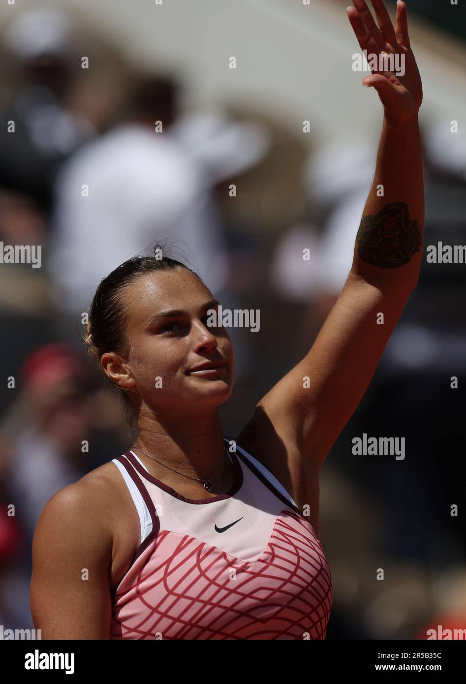 Parigi, Francia. 2nd giugno, 2023. Aryna Sabalenka di Bielorussia saluta gli spettatori dopo la partita femminile del terzo turno contro Kamilla Rakhimova di Russia al torneo di tennis French Open di Parigi, 2 giugno 2023. Credit: Gao Jing/Xinhua/Alamy Live News Foto Stock