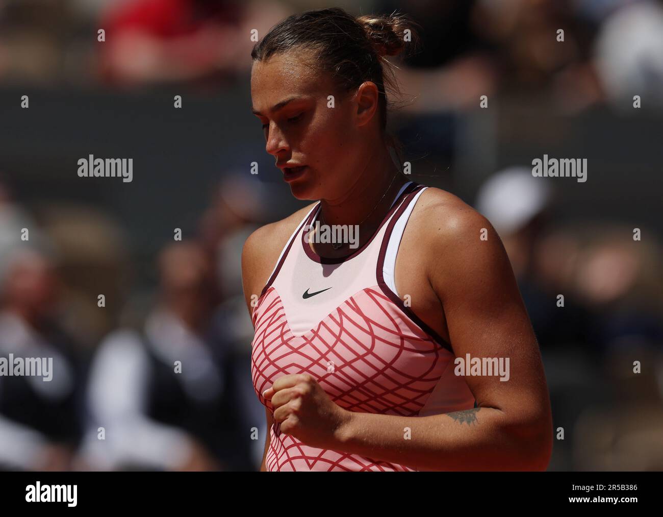 Parigi, Francia. 2nd giugno, 2023. Aryna Sabalenka di Bielorussia reagisce durante la partita femminile del terzo turno contro Kamilla Rakhimova di Russia al torneo francese di tennis Open a Parigi, in Francia, il 2 giugno 2023. Credit: Gao Jing/Xinhua/Alamy Live News Foto Stock