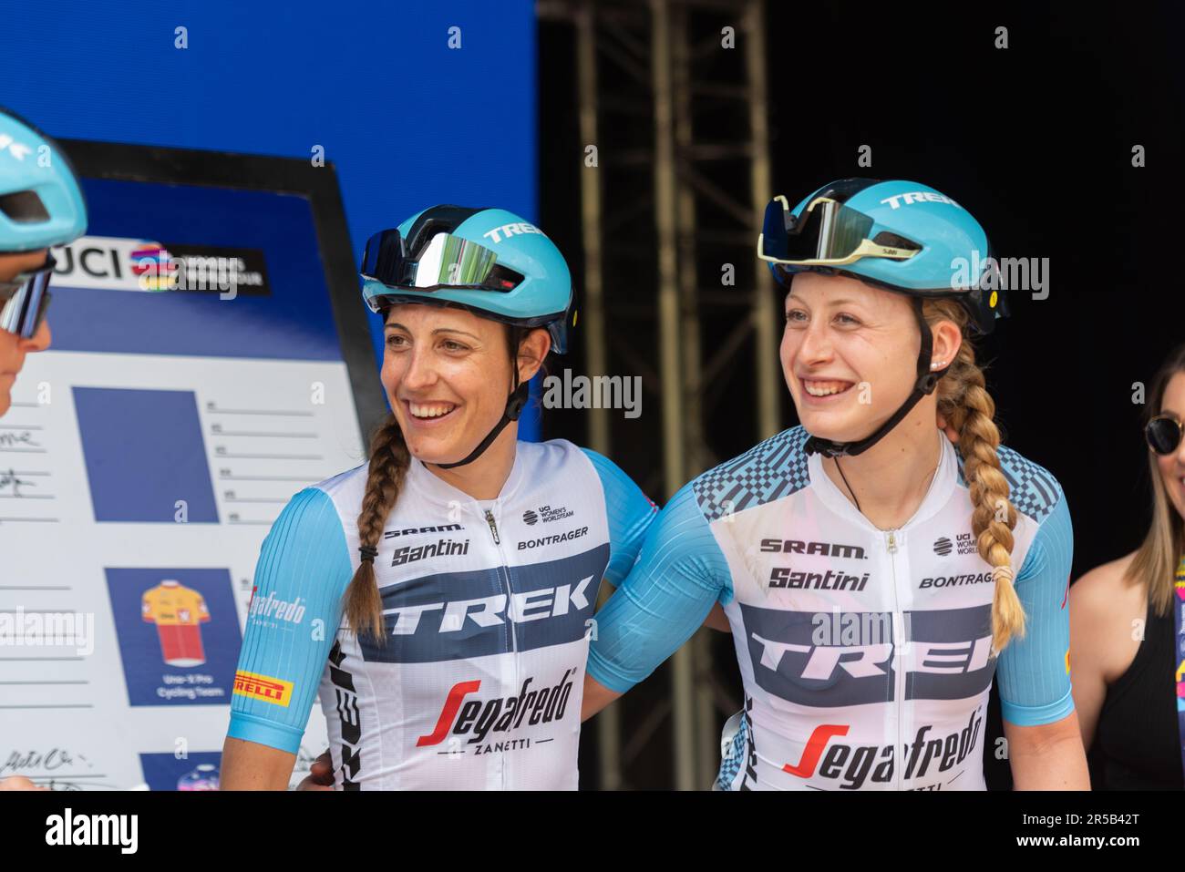 Lucinda Brand & Elynor Backstedt di Trek Segafredo team rider nella classifica UCI Women's WorldTour Road Stage 3 di Ford RideLondon 2023 Foto Stock