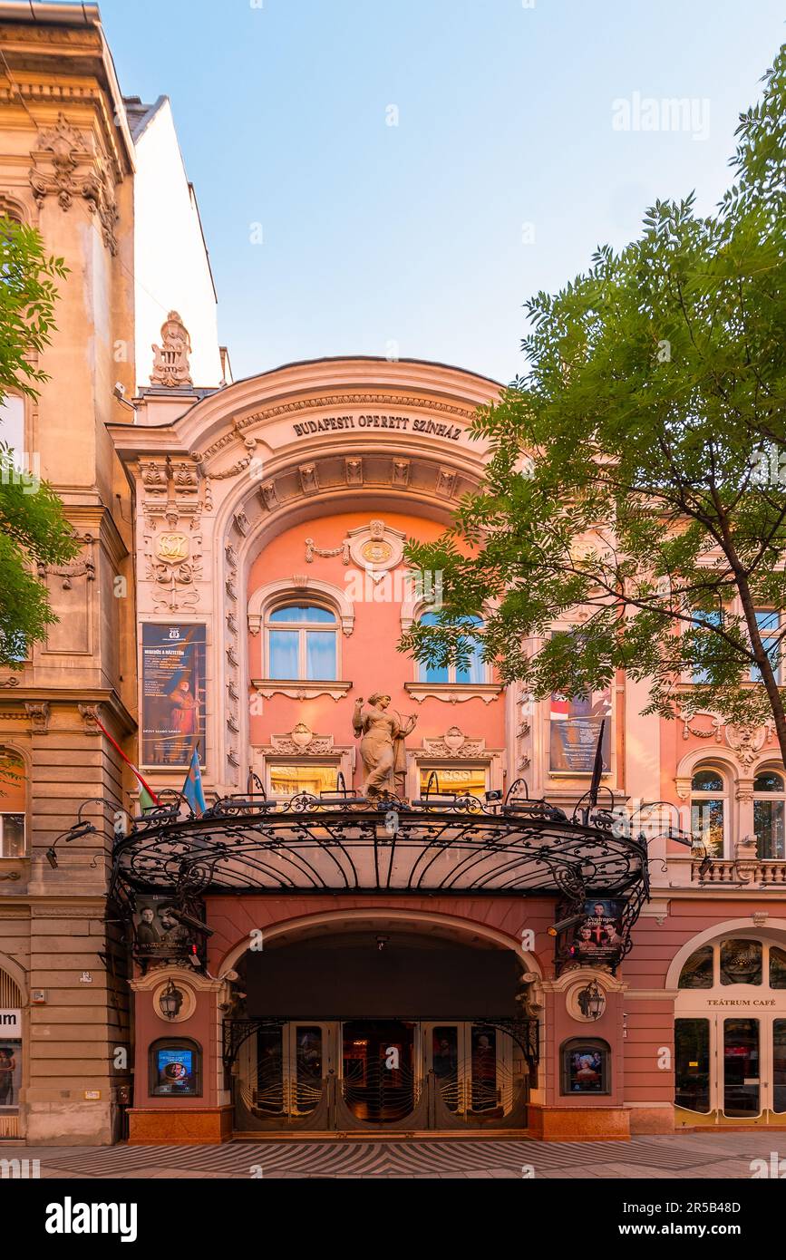 Teatro Operetta di Budapest: Spettacoli accattivanti, ricca storia, architettura mozzafiato, atmosfera vivace. Meta culturale imperdibile a Budap Foto Stock