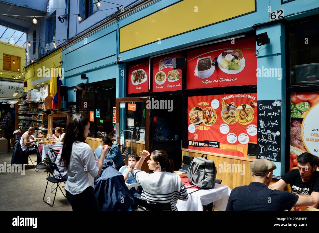 santafereño caffè colombiano; brixton SW9 mercato con bancarelle negozi ristoranti bar ecc in galleria e sulla strada a lambeth londra inghilterra gran bretagna; brixton villaggio mercato ROW e brixton villaggio Foto Stock