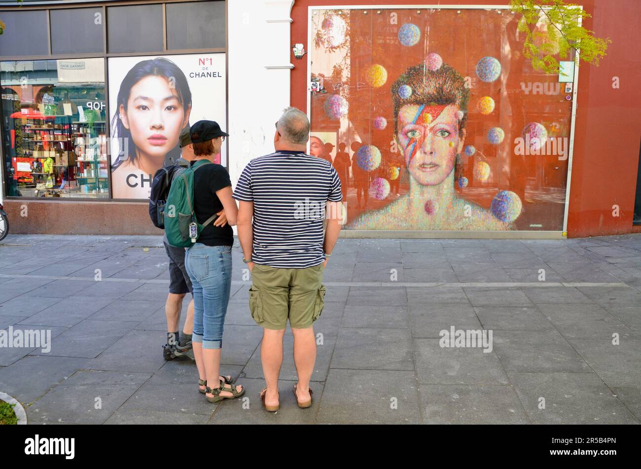 David bowie Memorial; brixton SW9 mercato con bancarelle negozi ristoranti bar ecc in galleria e sulla strada in lambeth londra inghilterra Gran bretagna; brixton villaggio mercato fila e brixton villaggio Foto Stock