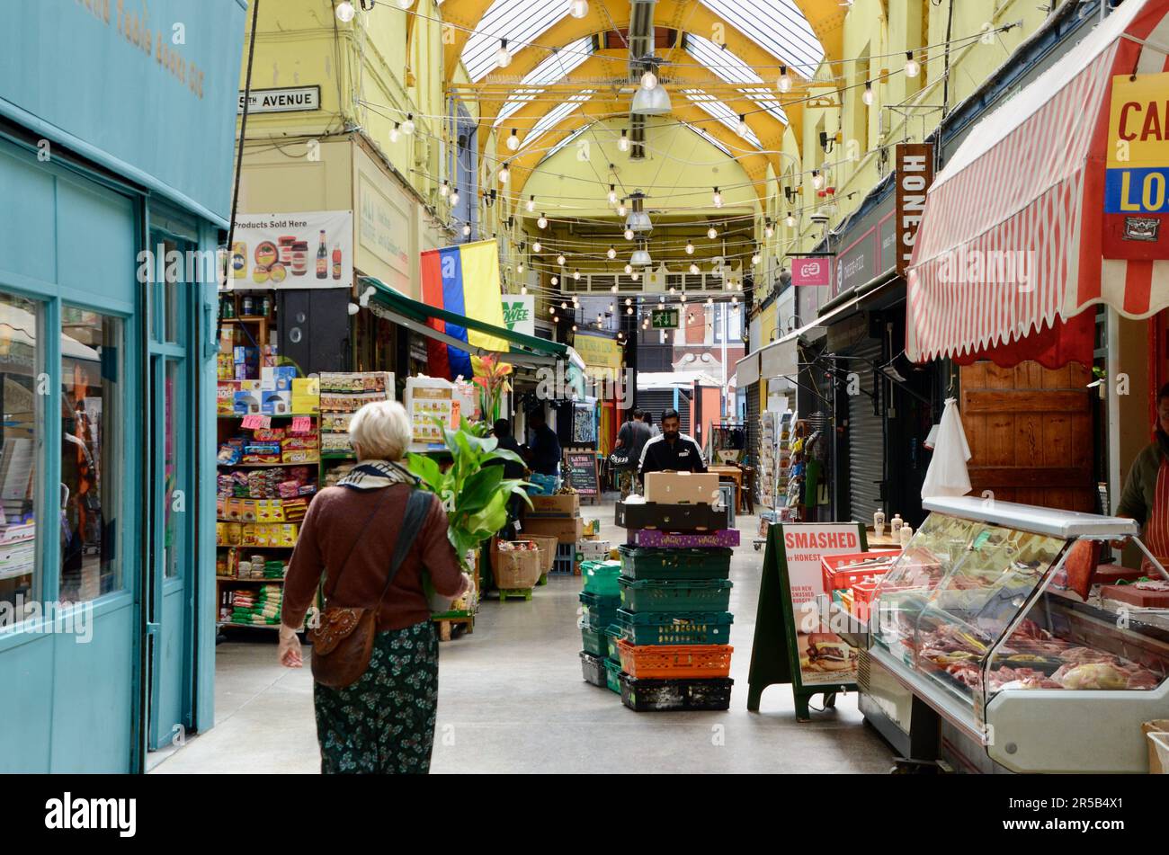 brixton SW9 mercato con bancarelle negozi ristoranti bar ecc in galleria e sulla strada a lambeth londra inghilterra gran bretagna; brixton villaggio mercato fila e brixton villaggio Foto Stock