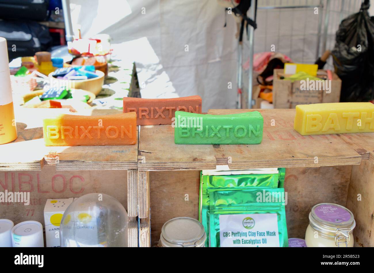 Sapone brixton nel mercato SW9 con bancarelle negozi ristoranti bar ecc in galleria e su strada a lambeth londra inghilterra gran bretagna; brixton villaggio mercato fila e brixton villaggio Foto Stock