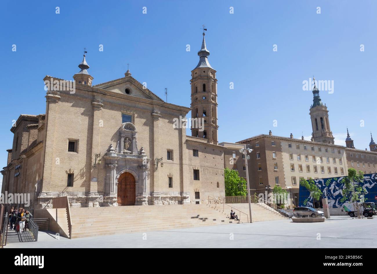 La chiesa di San Juan de Los Panetes e il suo campanile pendente, in Plaza del Pilar, Saragozza, Aragona, Spagna, Foto Stock