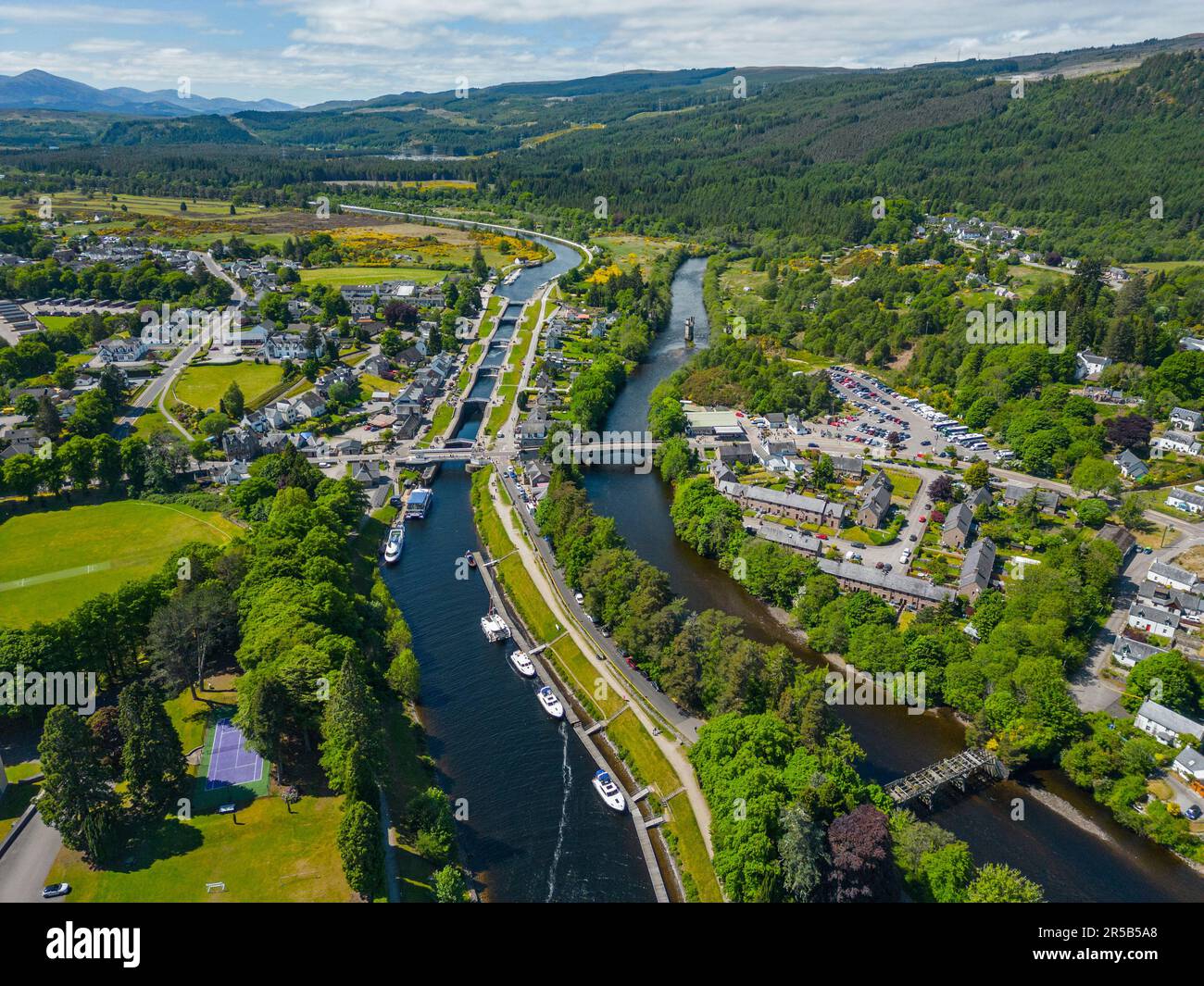 Veduta aerea del canale di Caledonian e del fiume Oich a Fort Augustus sul Loch Ness, Scozia, Regno Unito Foto Stock