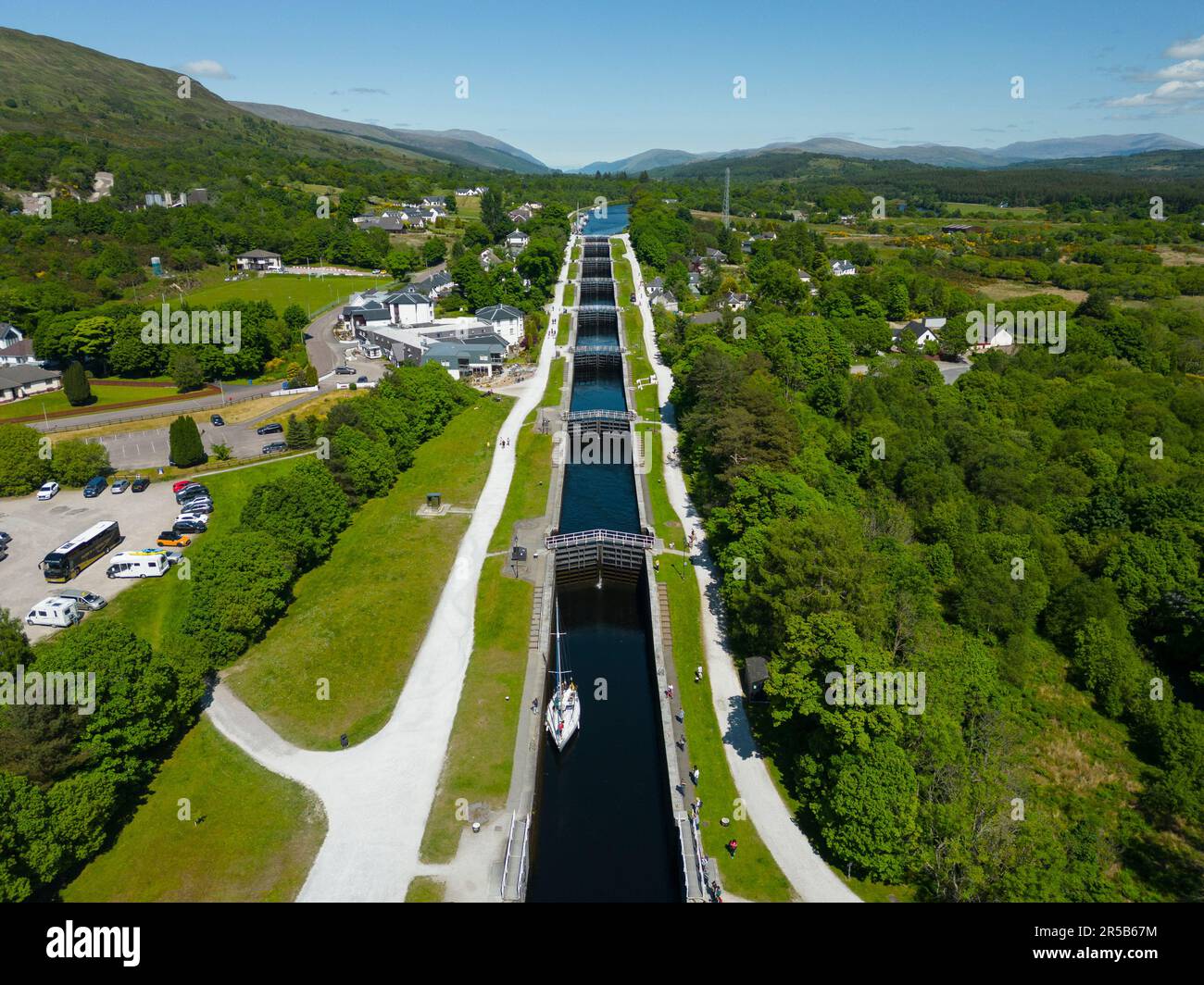 Veduta aerea delle chiocciole del canale della scalinata di Nettuno sul canale di Caledonian a Banavie, Scozia, Regno Unito Foto Stock