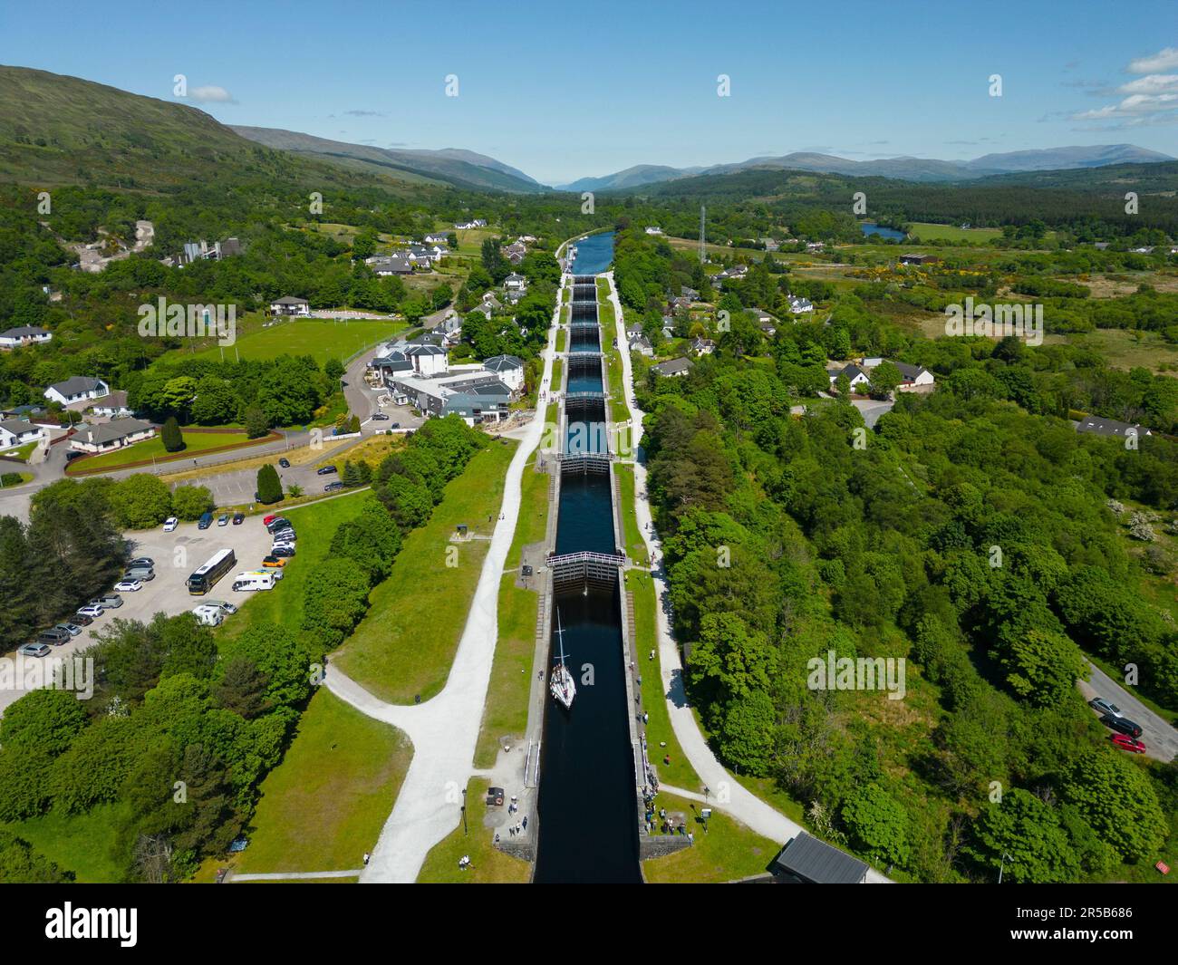 Veduta aerea delle chiocciole del canale della scalinata di Nettuno sul canale di Caledonian a Banavie, Scozia, Regno Unito Foto Stock