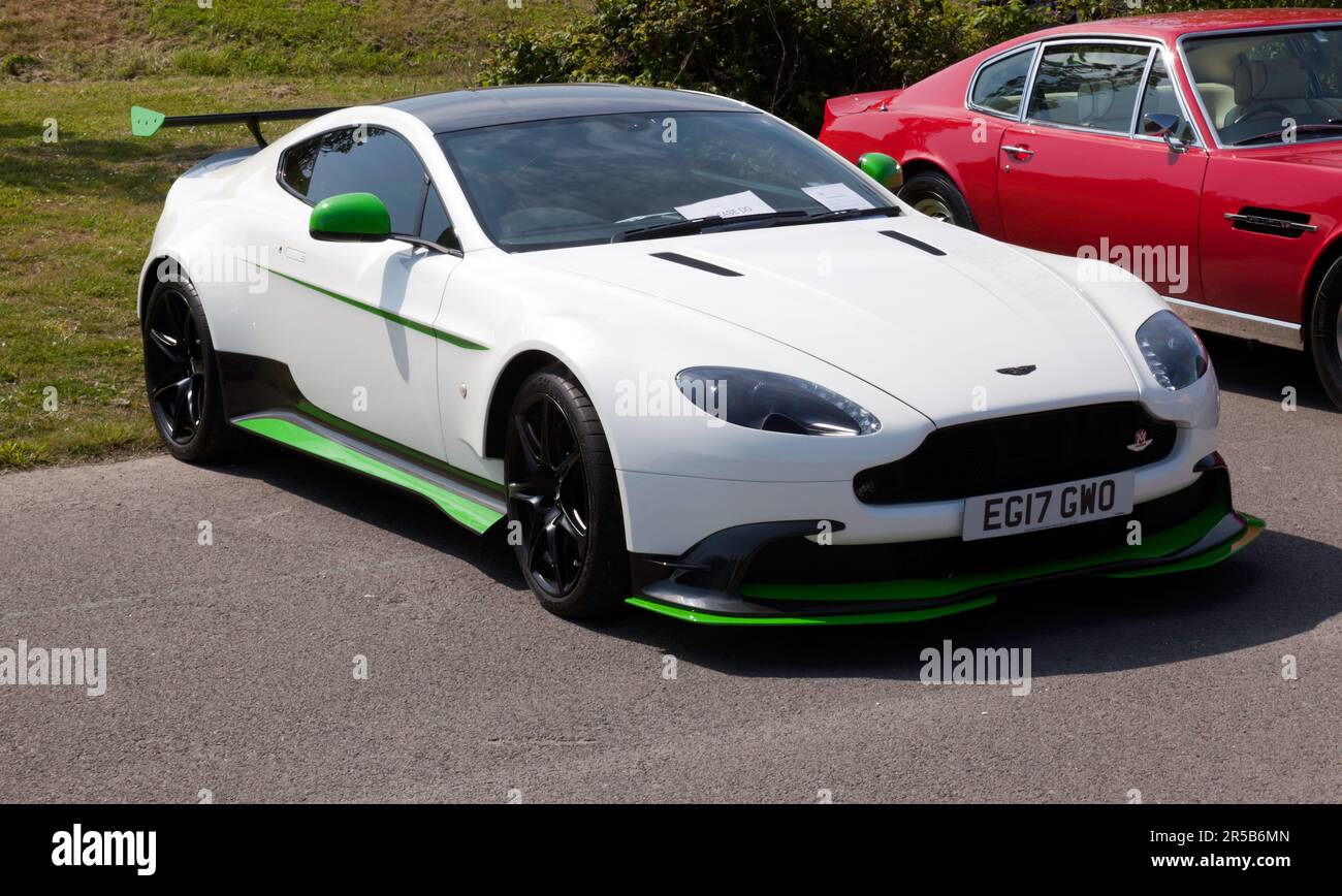 Vista frontale di tre quarti di una Aston Martin Vantage GT8, White, 2017, in mostra al Salone delle Auto classiche 2023 Deal Foto Stock