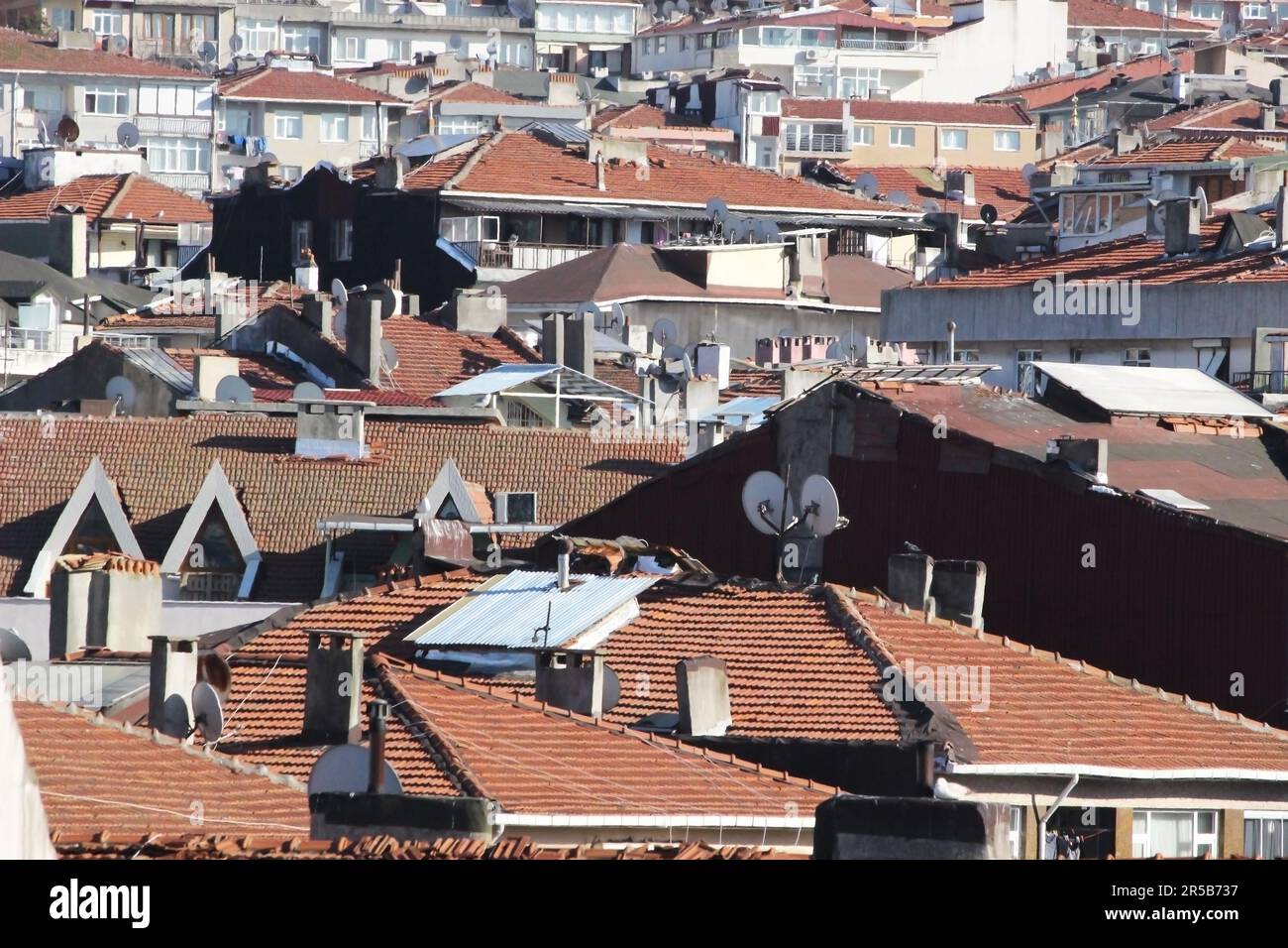 La trasformazione urbana e l'impatto dell'urbanizzazione incontrollata. Un'accattivante veduta aerea del quartiere uskudar di istanbul Foto Stock