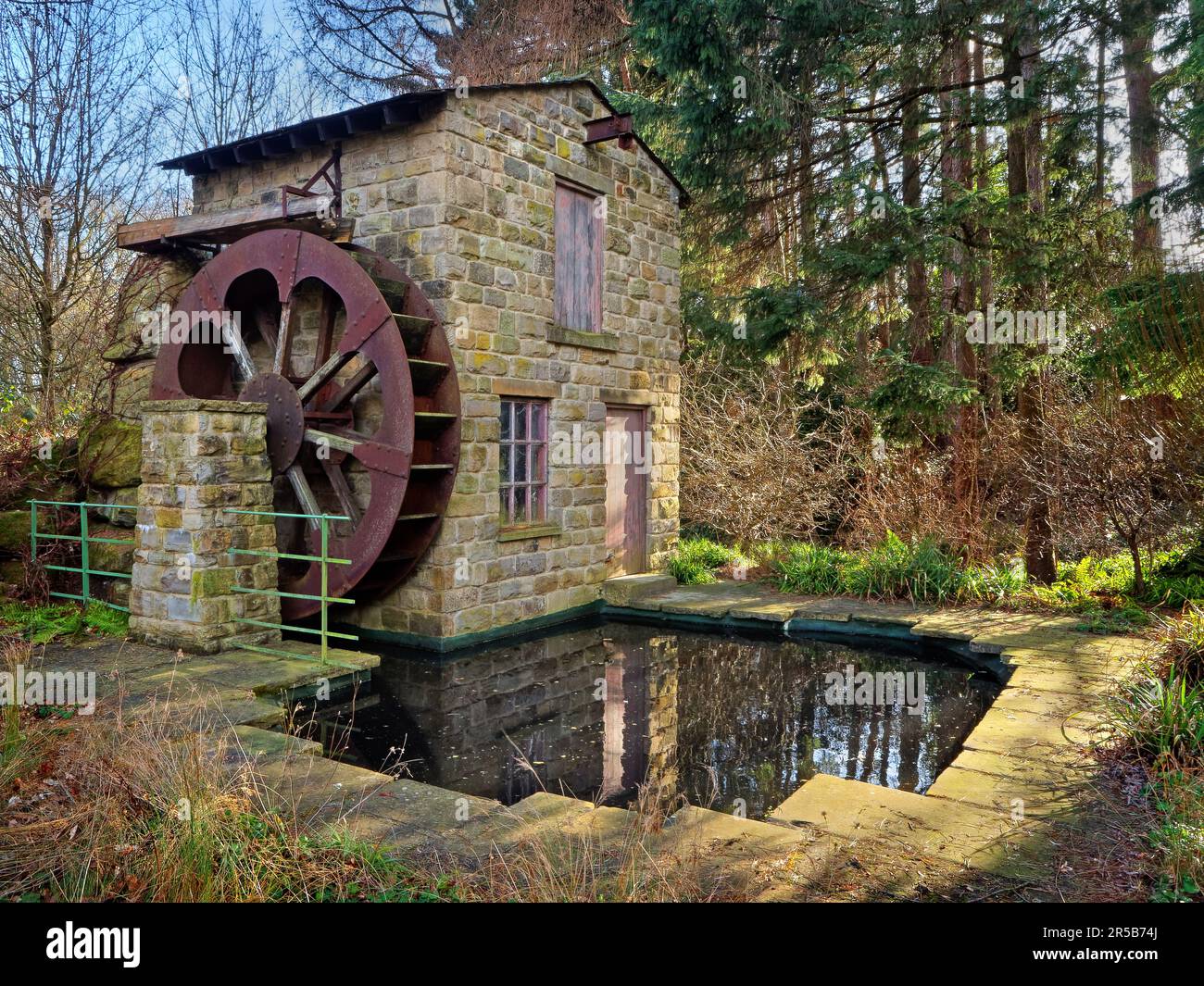 Regno Unito, West Yorkshire, Leeds, Roundhay Park, Chelsea Garden, Tradizionale Yorkshire Mill con ruota ad acqua. Foto Stock