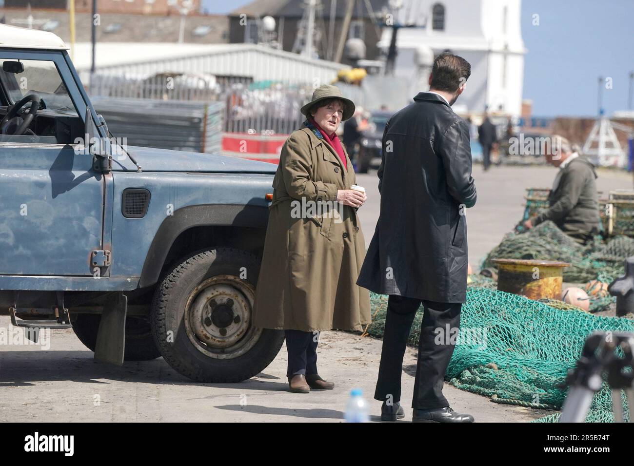 RITRASMESSO CORREGGENDO IL NOME DEL MASCHIO DA Kenny Doughty A David Leon. Brenda Blethyn, che suona DCI vera Stanhope, e David Leon, che suona DS Joe Ashworth, sul set durante le riprese del dramma criminale della ITV vera sul Fish Quay nel nord di Tyneside. Data immagine: Venerdì 2 giugno 2023. Foto Stock