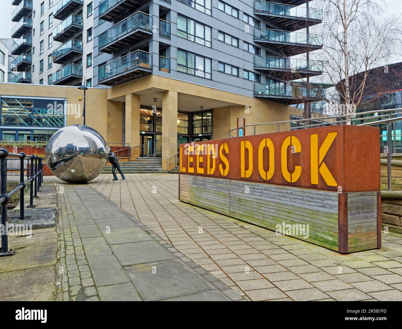 Regno Unito, West Yorkshire, Leeds, Leeds Dock Sign e sculture di approccio riflessivo. Foto Stock