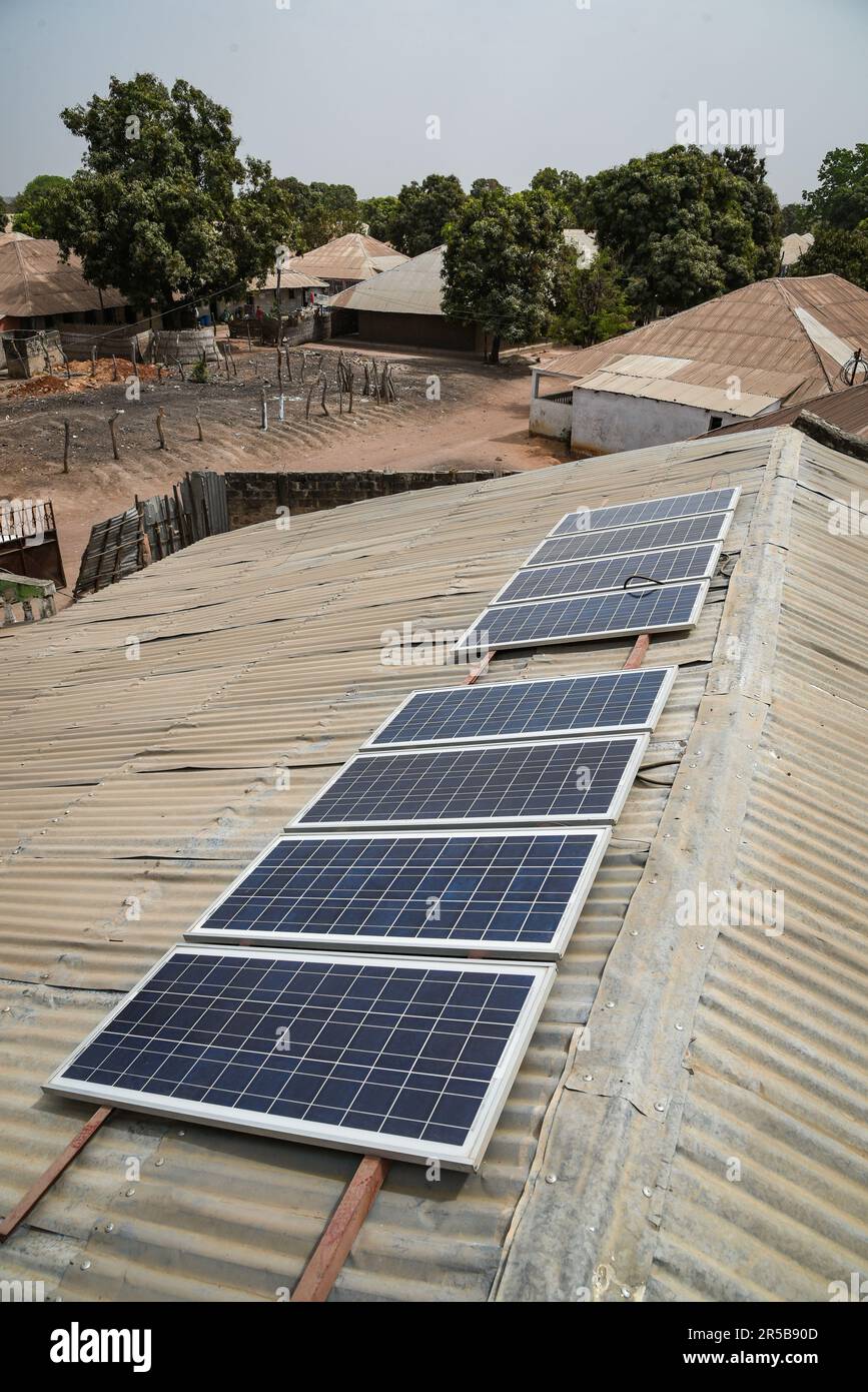 Nicolas Remene / le Pictorium - energia solare e sviluppo rurale nella regione del Gabu - 14/03/2017 - Guinea-Bissau / Gabu / Gabu - Gabu, nei locali della ONG ADIC Nafaia. Dopo aver utilizzato un gran numero di generatori, molto rumorosi e costosi da riparare, mantenere e alimentare (circa 150.000 franchi CFA/mese), la ONG ADIC ha deciso di passare all-Solar. Sistema solare domestico (SHS): Un sistema solare domestico di energia. Foto Stock